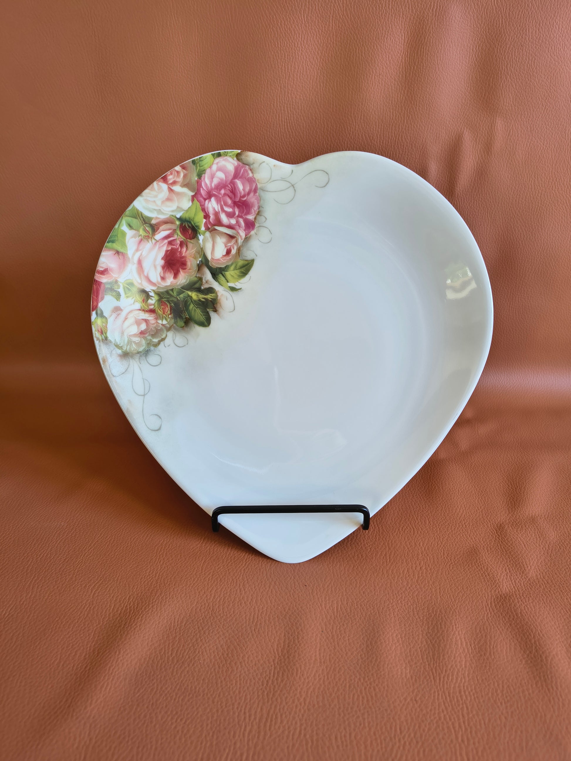 Assiettes coeur en porcelaine de Limoges décor de roses