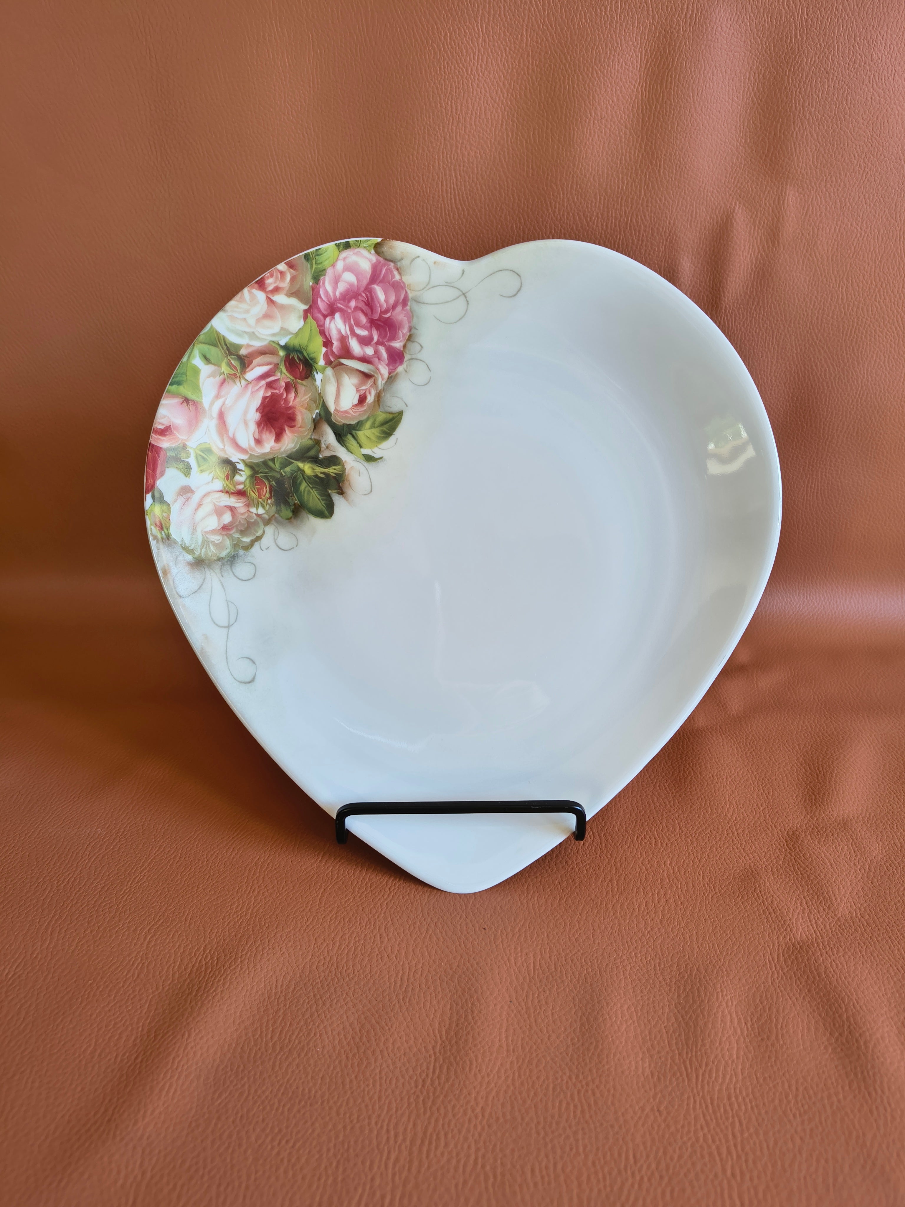 Assiettes coeur en porcelaine de Limoges décor de roses
