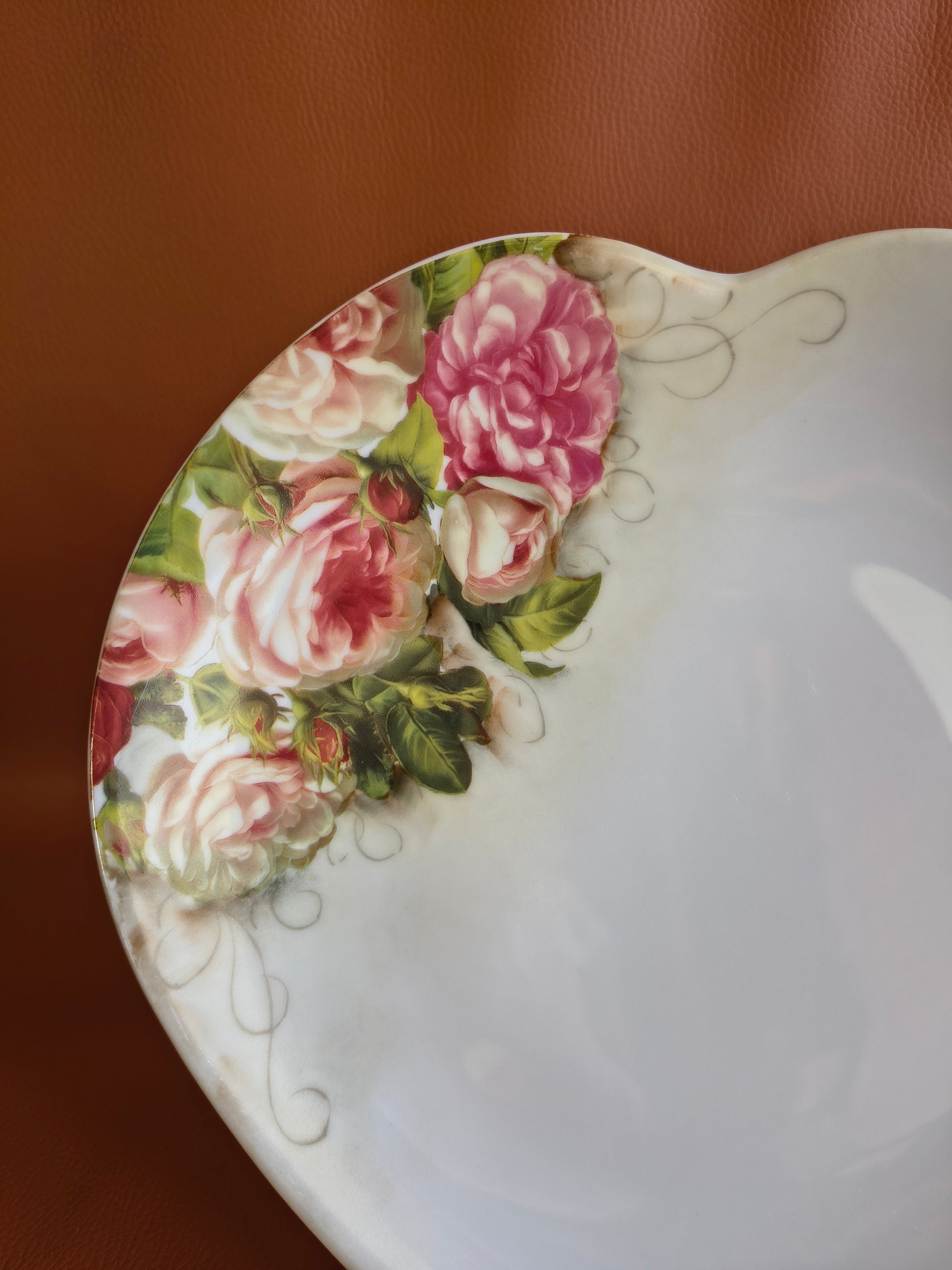 Assiettes coeur en porcelaine de Limoges décor de roses
