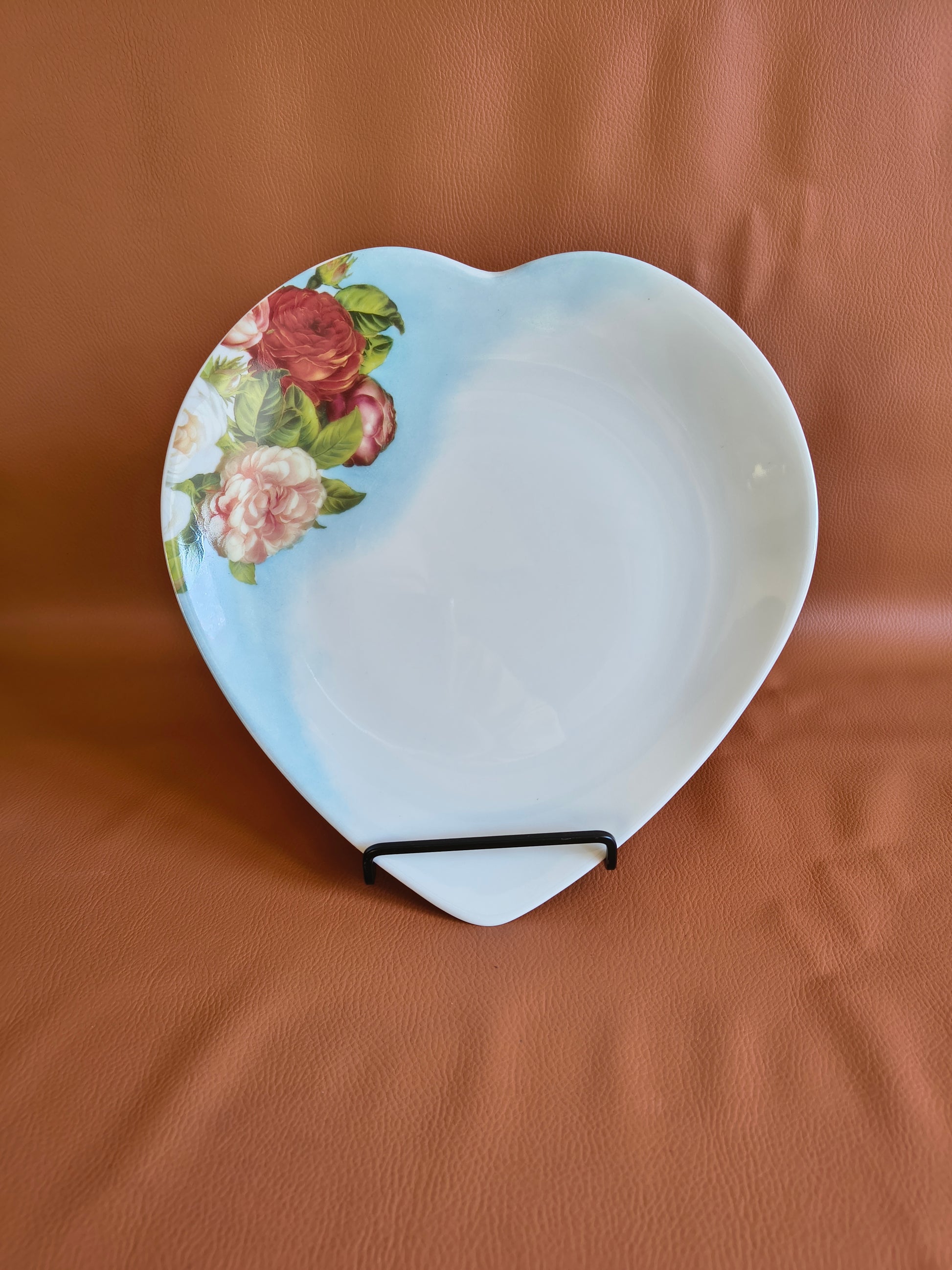 Assiettes coeur en porcelaine de Limoges décor de roses