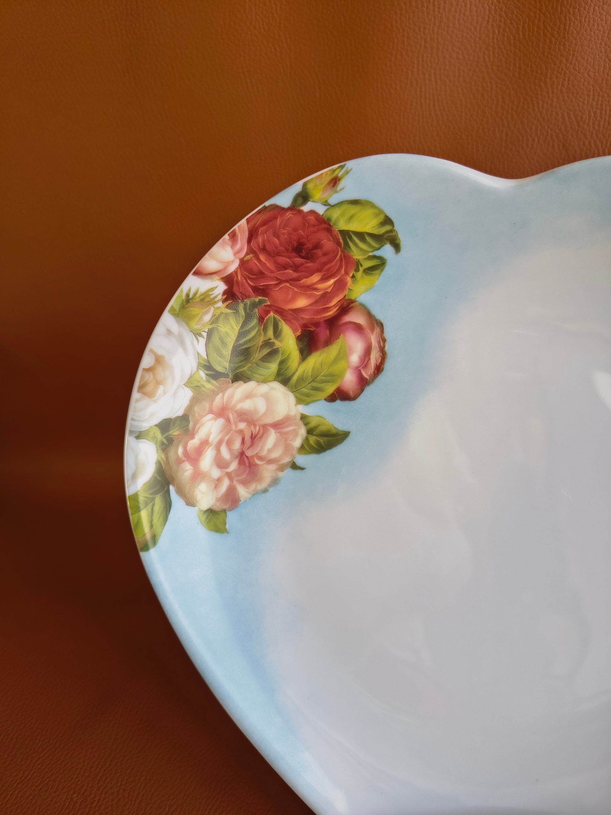 Assiettes coeur en porcelaine de Limoges décor de roses