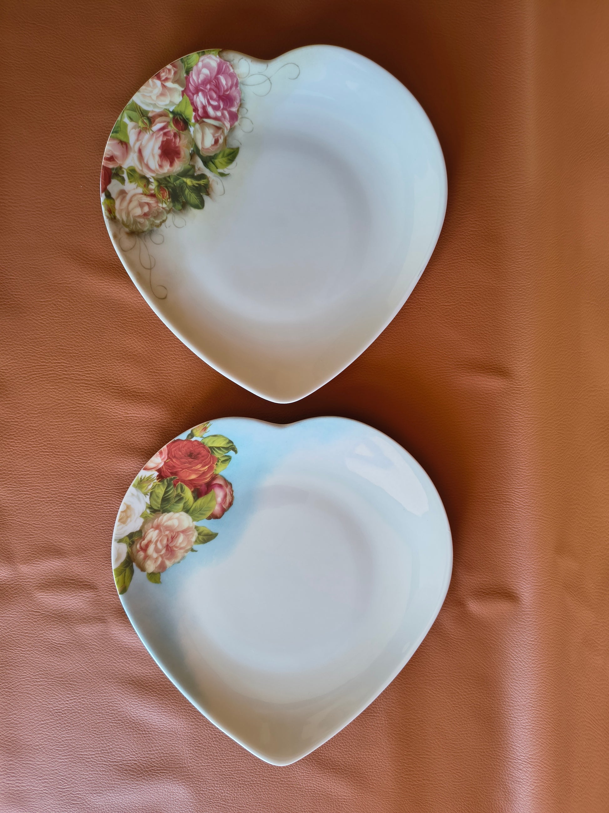 Assiettes coeur en porcelaine de Limoges décor de roses