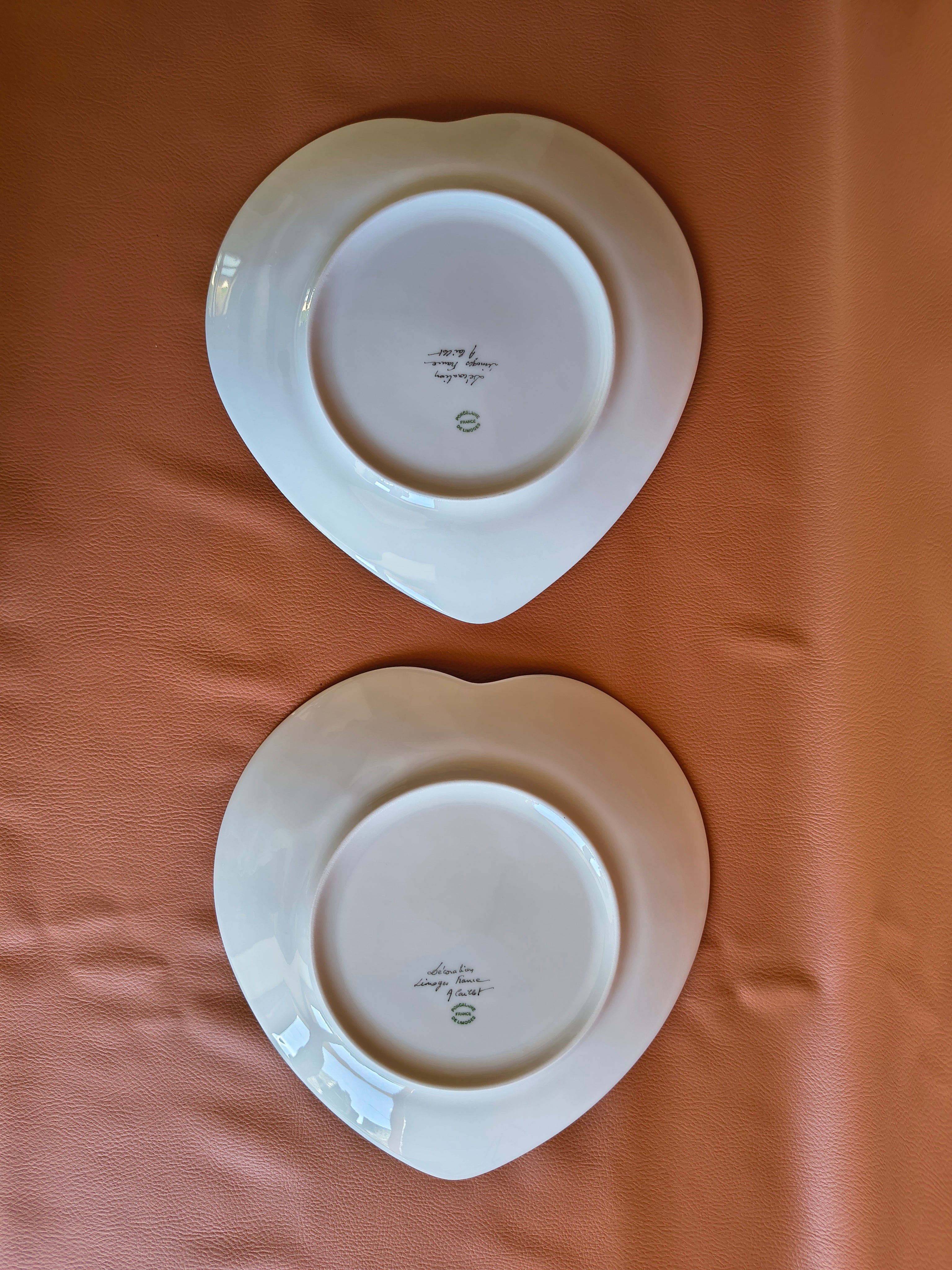 Assiettes coeur en porcelaine de Limoges décor de roses