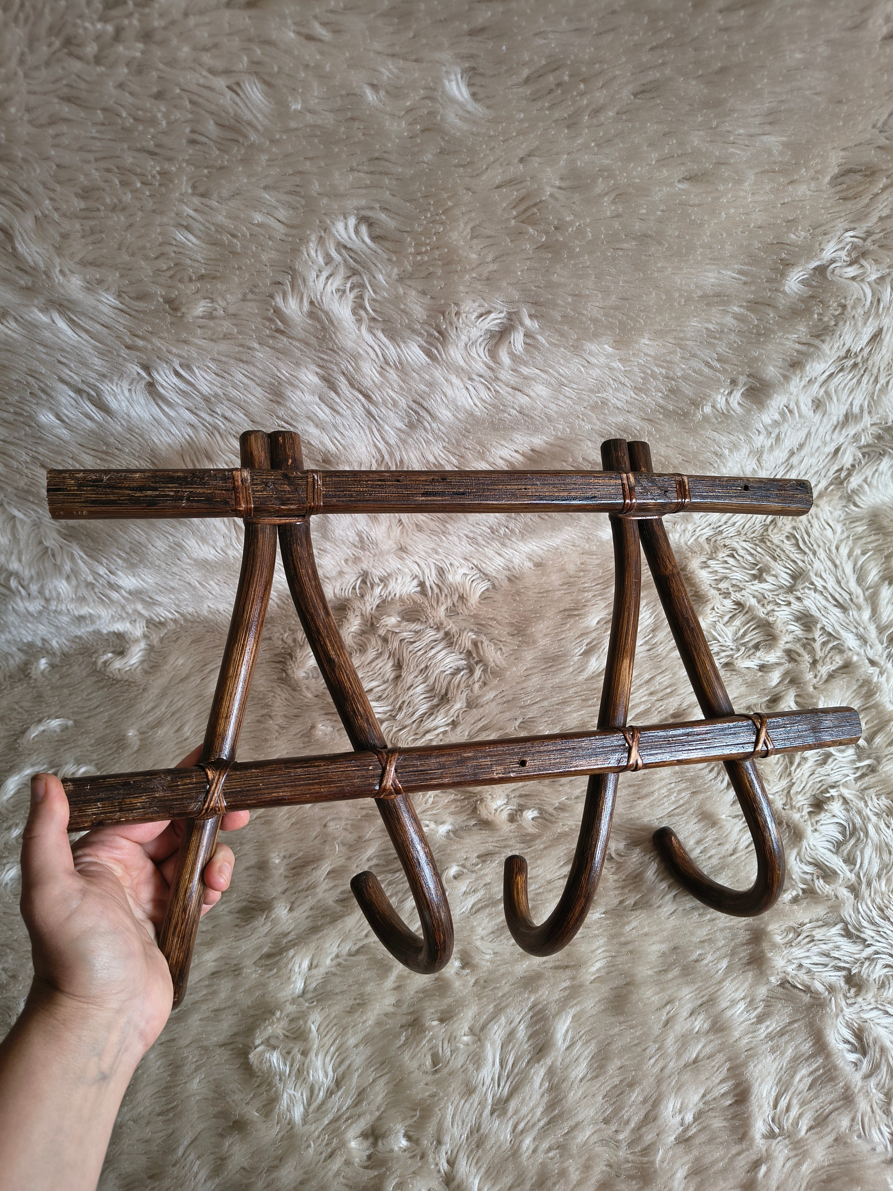 Patère / porte-manteau en rotin vintage #1