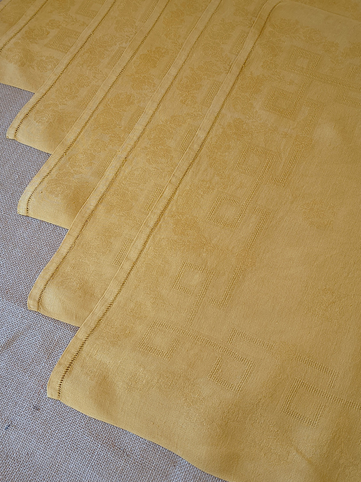Serviettes de table anciennes en coton damassé safran et monogramme GT brodé main
