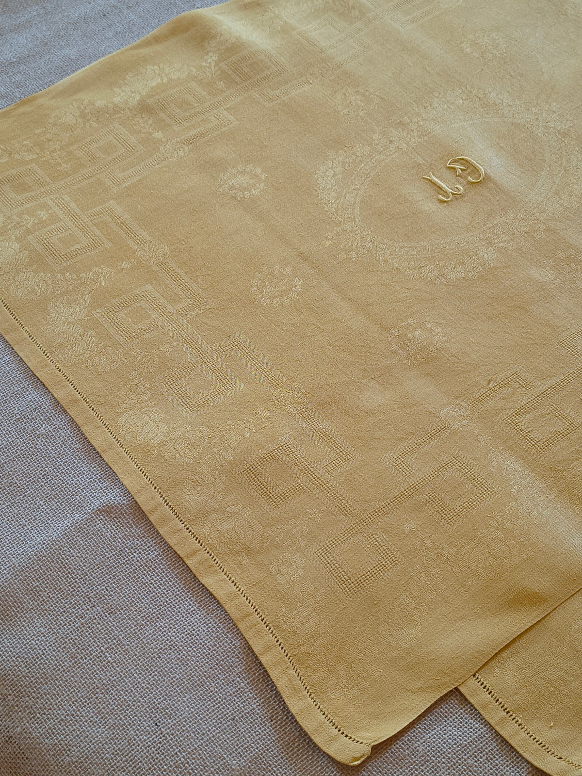 Serviettes de table anciennes en coton damassé safran et monogramme GT brodé main