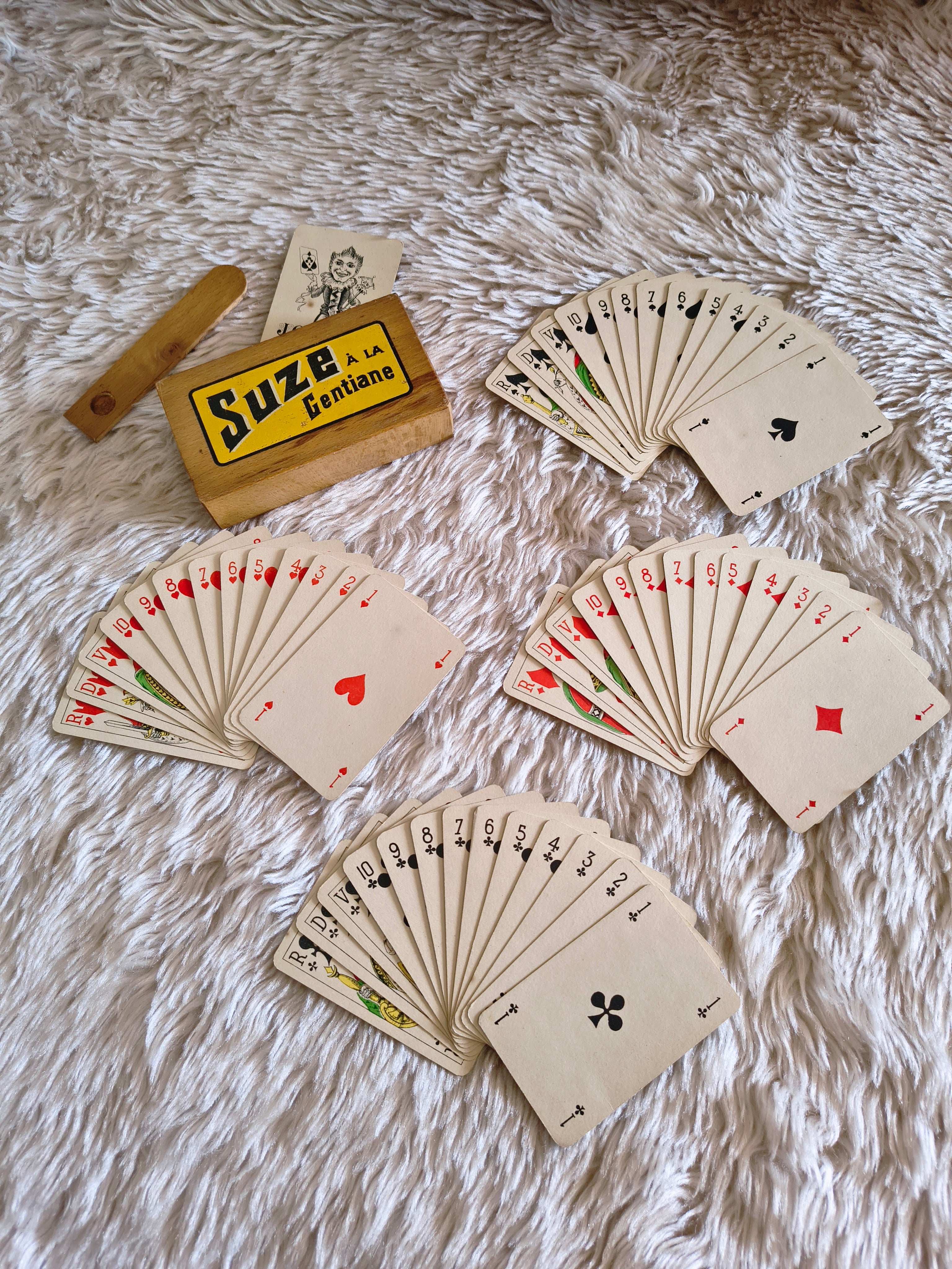 Jeu de 54 cartes à jouer et leur boitier en bois floqué Suze