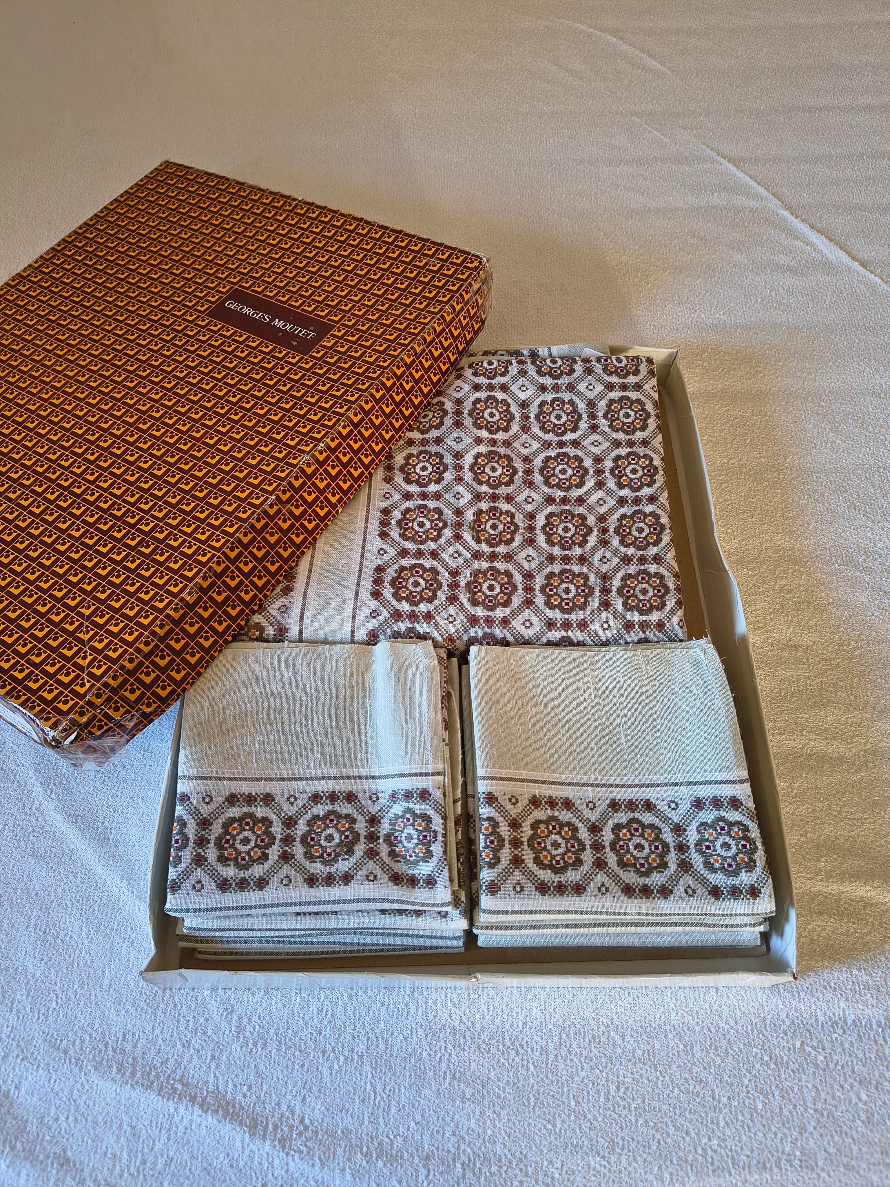 Nappe rectangulaire et 10 serviettes Georges Moutet modèle India dans leur boite