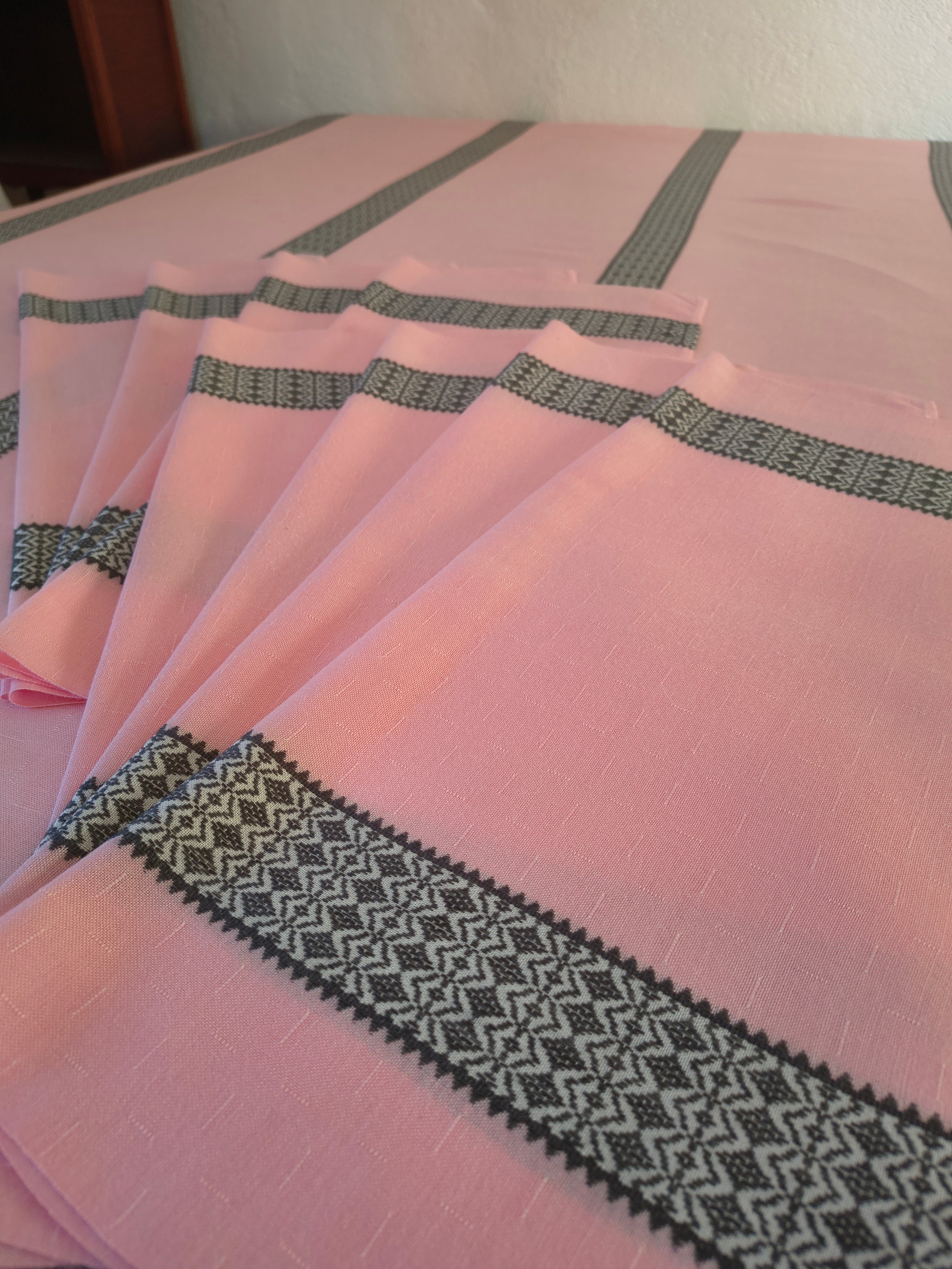 Nappe rectangulaire et 8 serviettes assorties rose et frise noir & blanc
