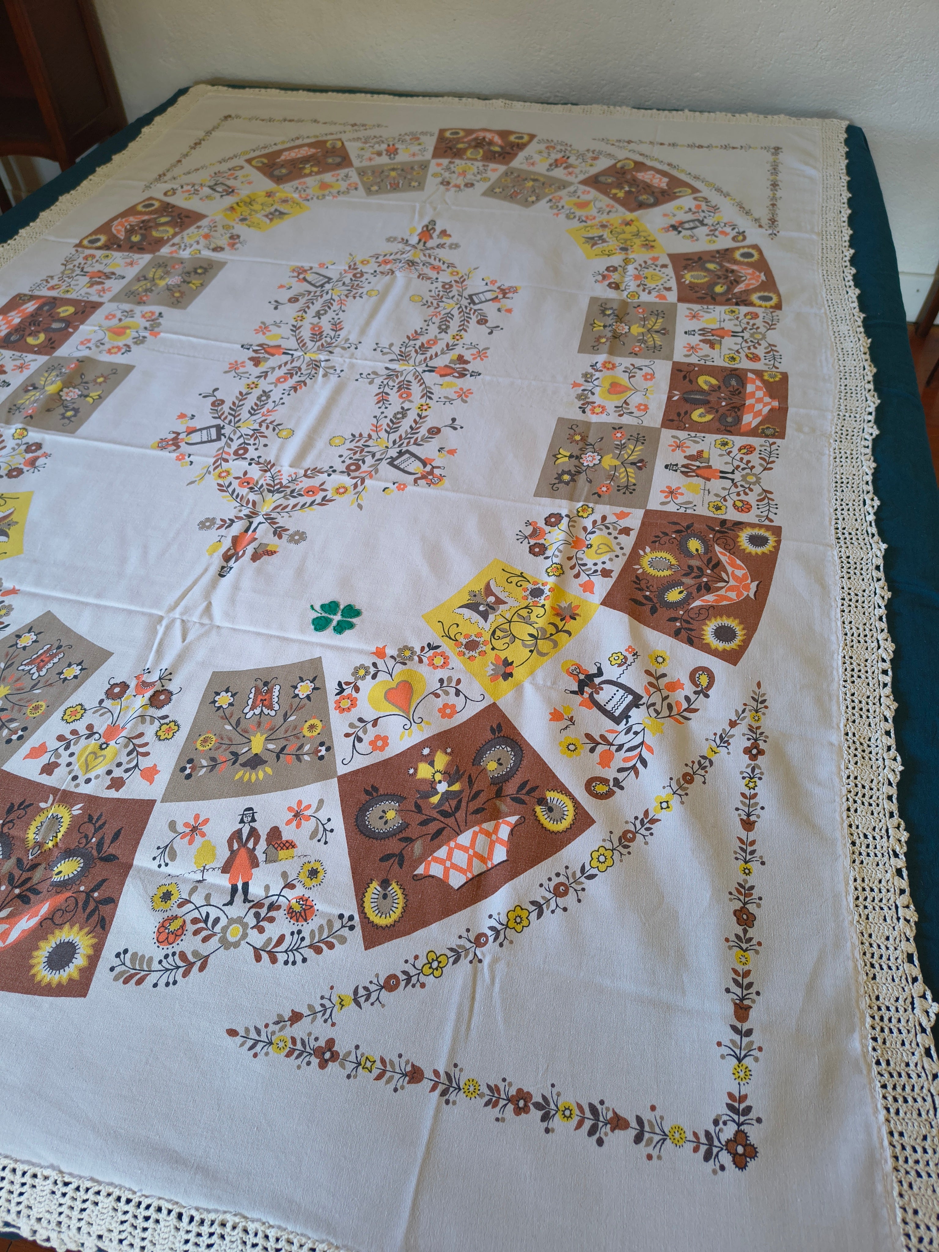 Nappe rectangulaire vintage motifs folkloriques