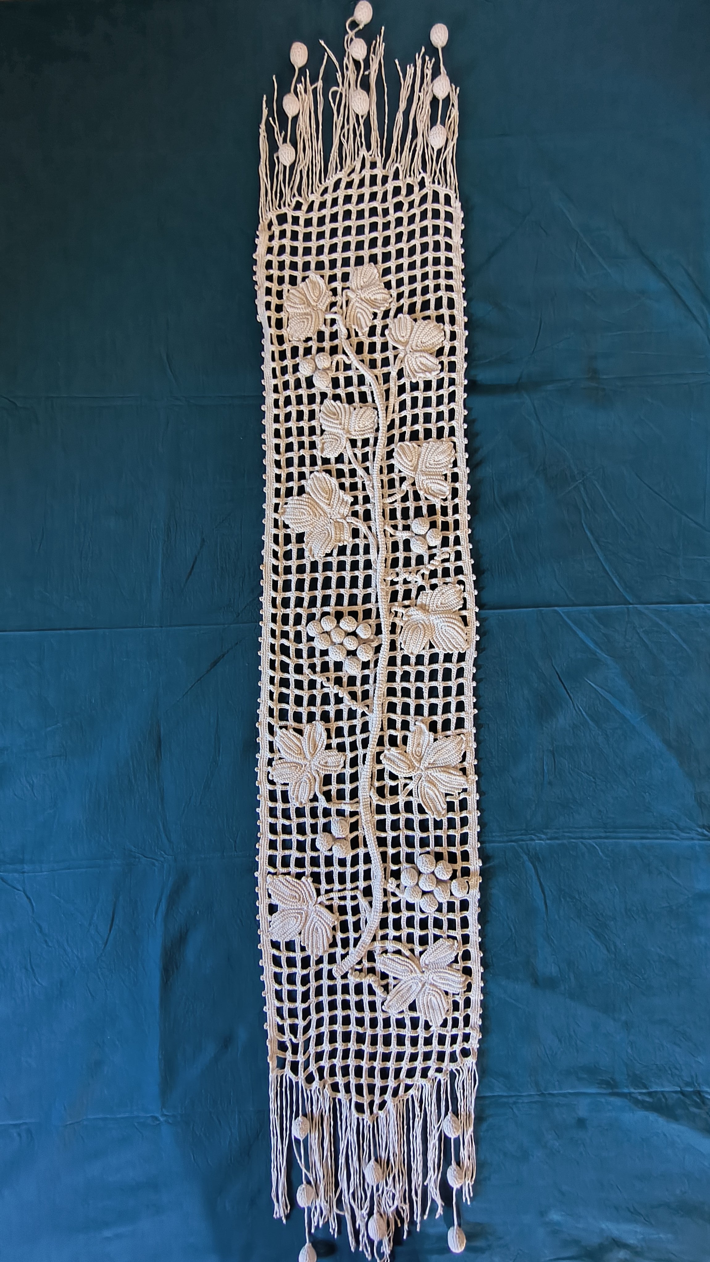 Napperon chemin de table ancien en crochet décor en relief vigne