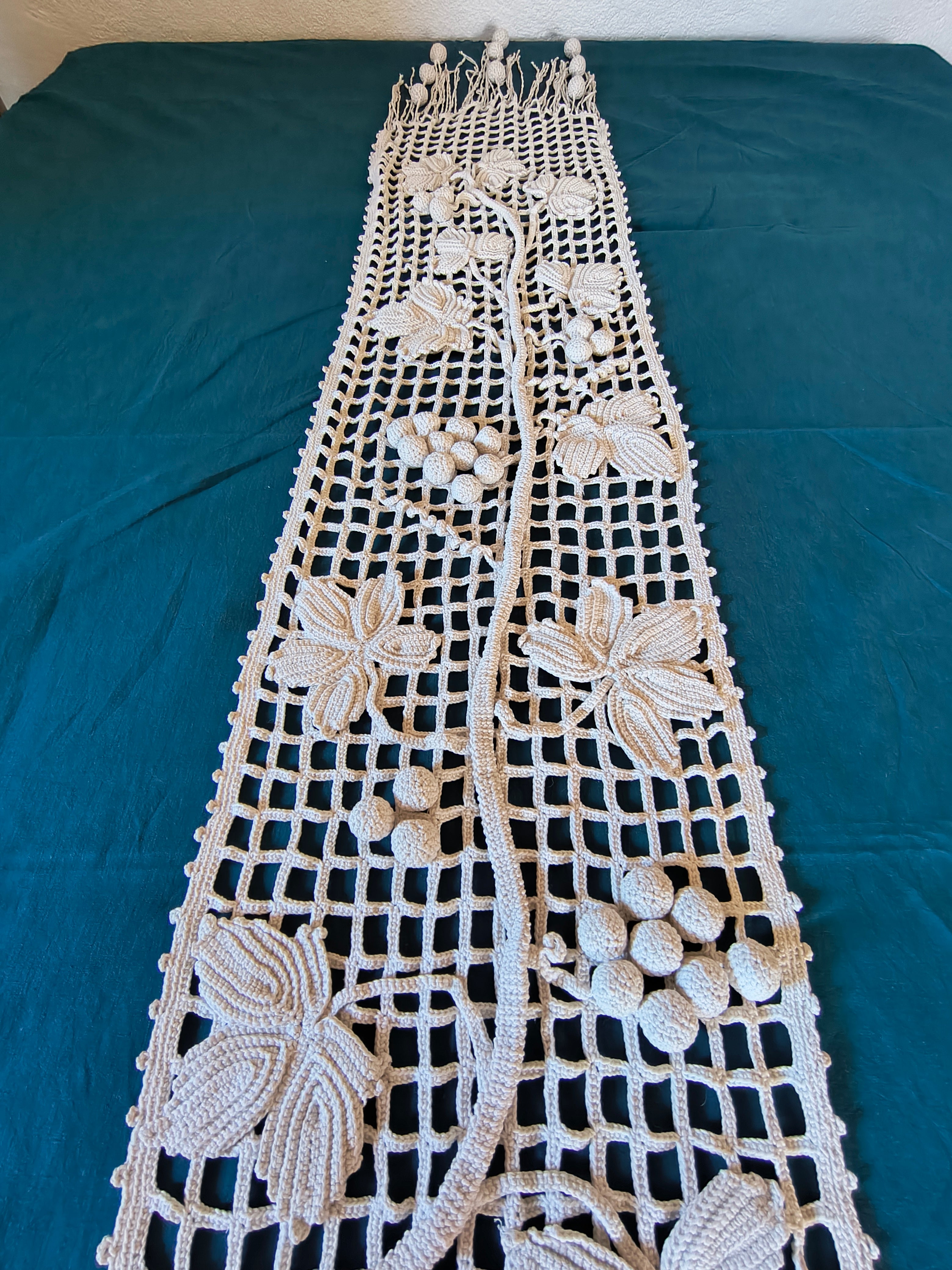 Napperon chemin de table ancien en crochet décor en relief vigne