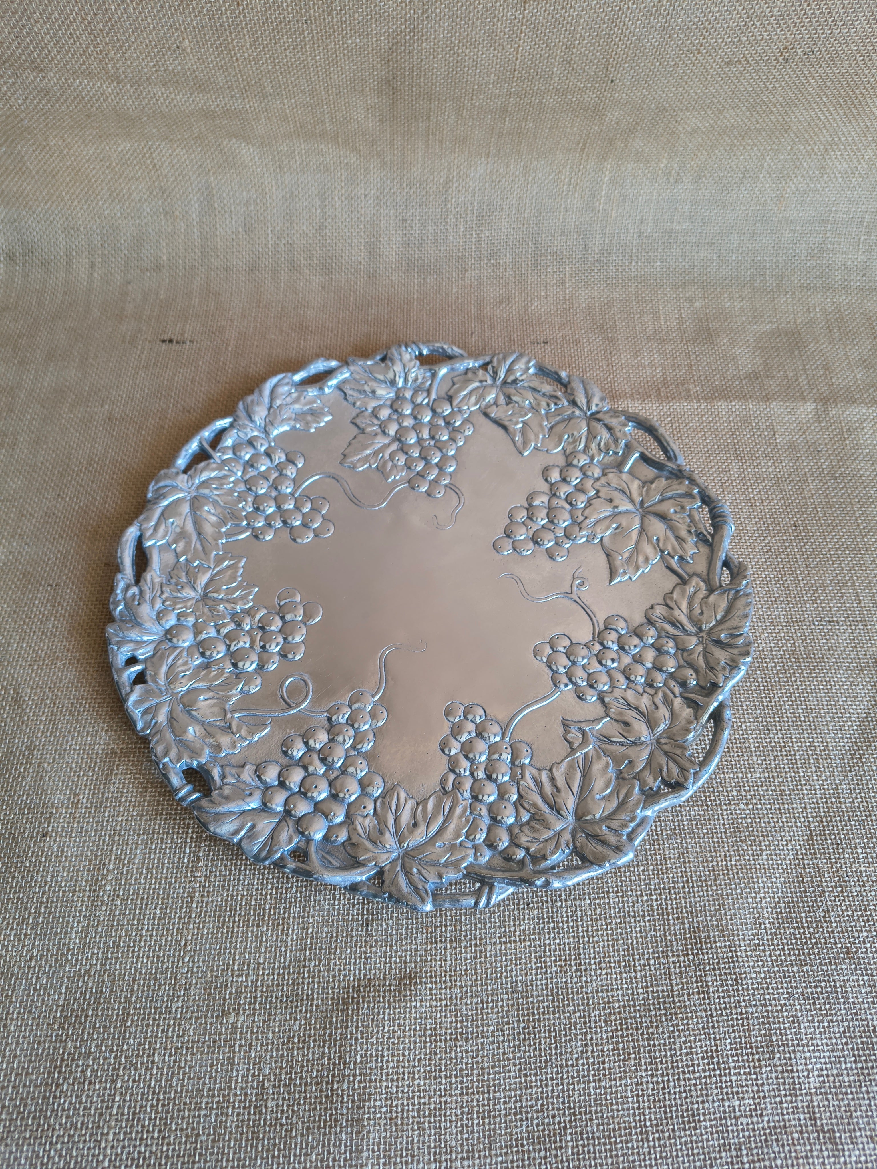 Plat rond aluminium Arthur Court décor vigne