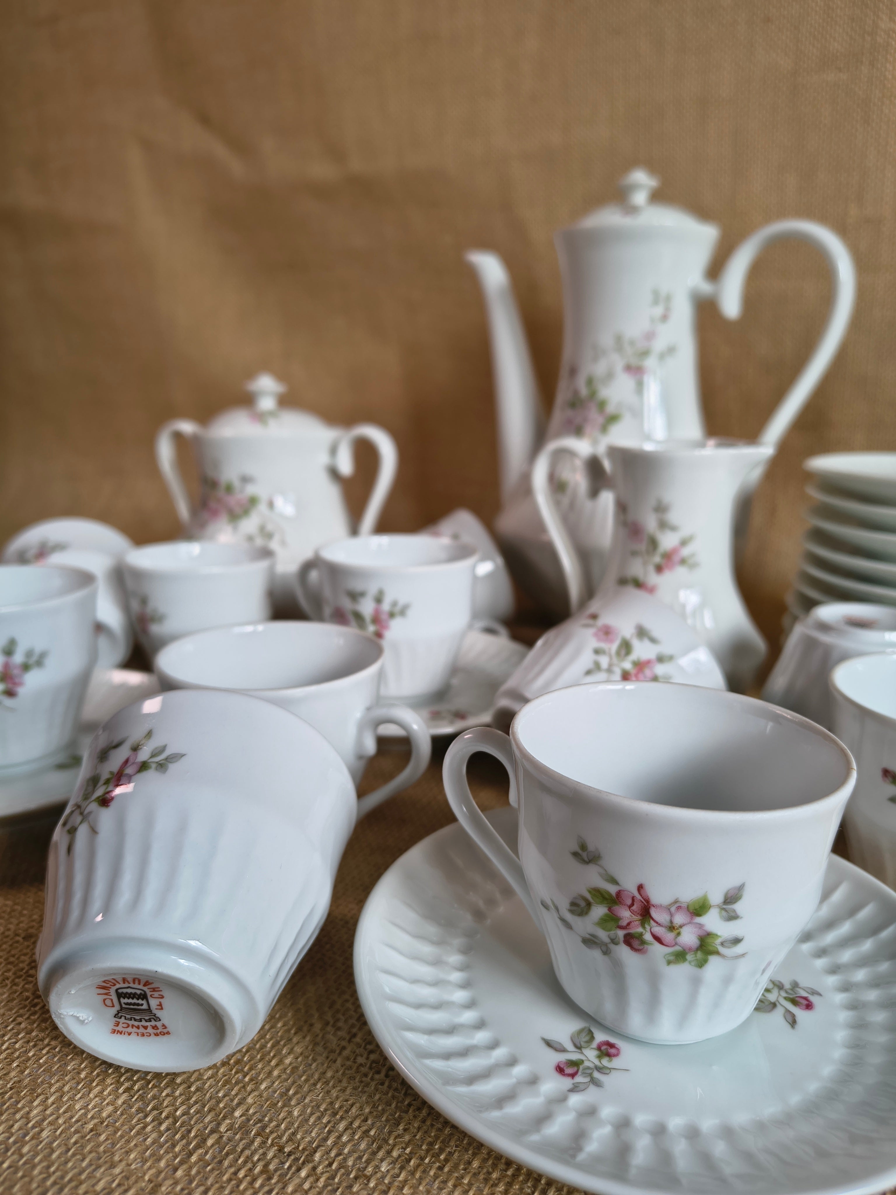 Service à cfé en porcelaine de Chauvigny petites fleurs romantique