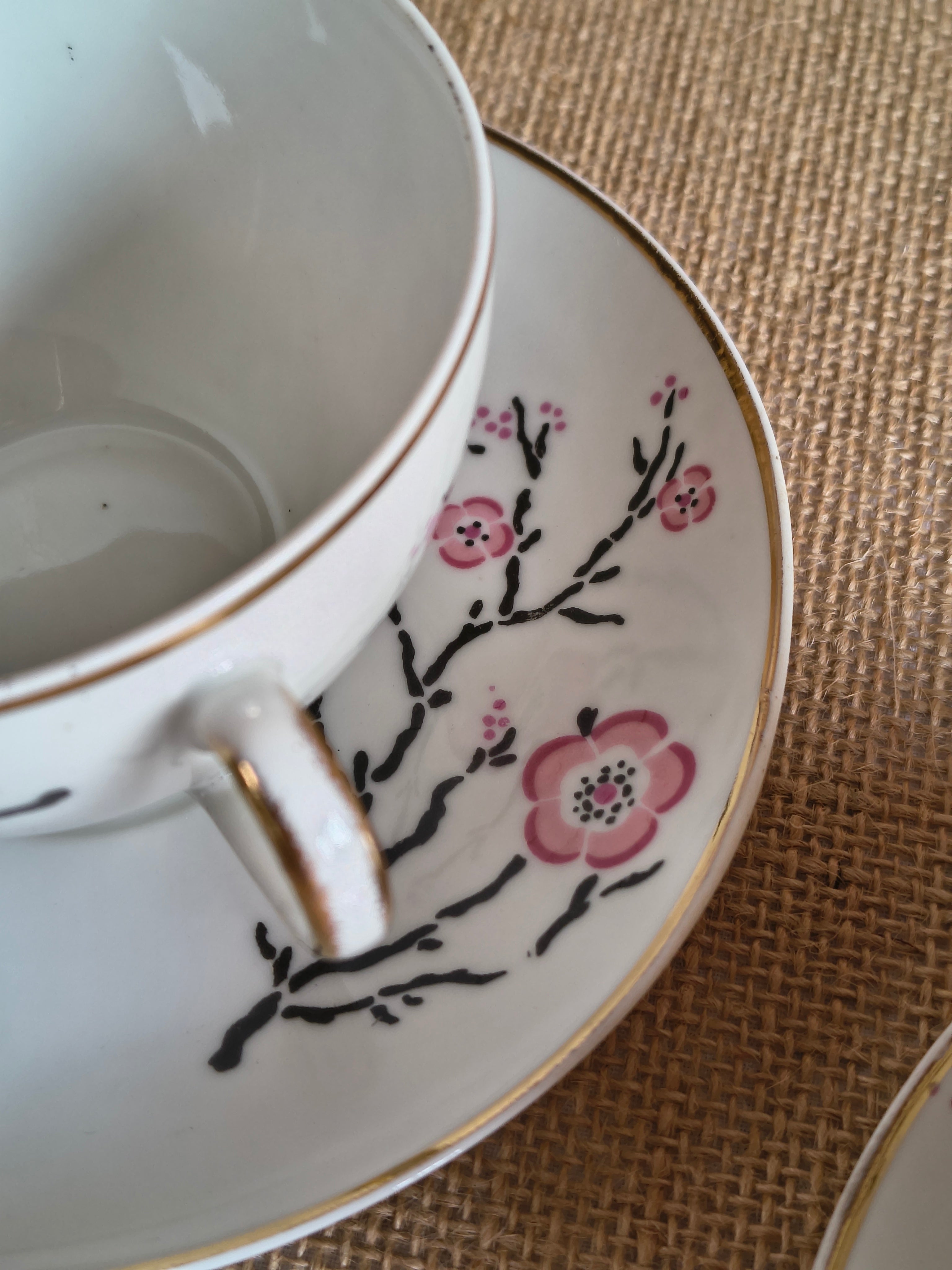 Service à thé tête à tête en porcelaine de Limoges décor fleurs de sakura détail tasse