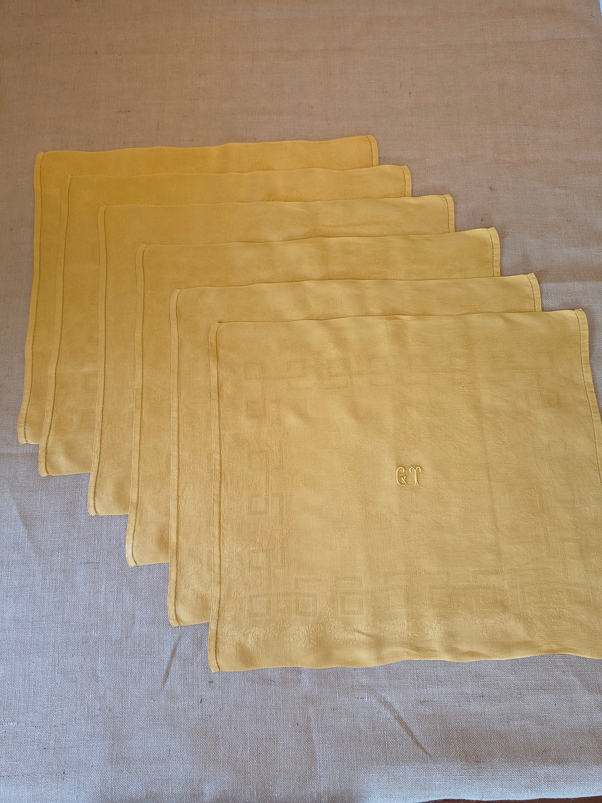 Lot de 6 serviettes en coton jaune damassé monogramme GT