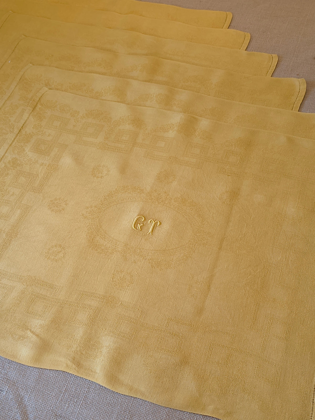 Lot de 6 serviettes en coton jaune damassé monogramme GT