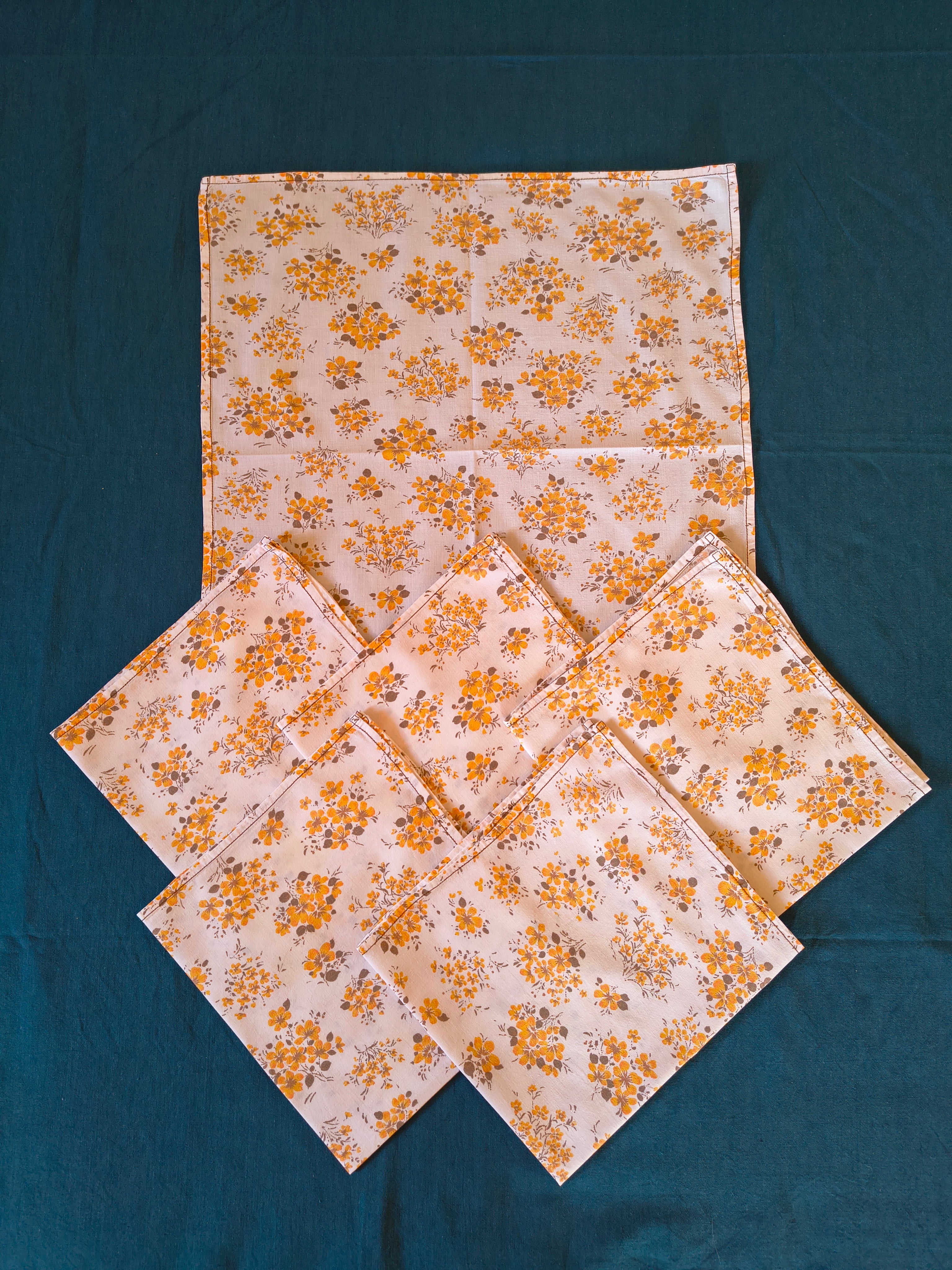 Lot de 6 serviettes de table vintage décor petites fleurs orange et marron