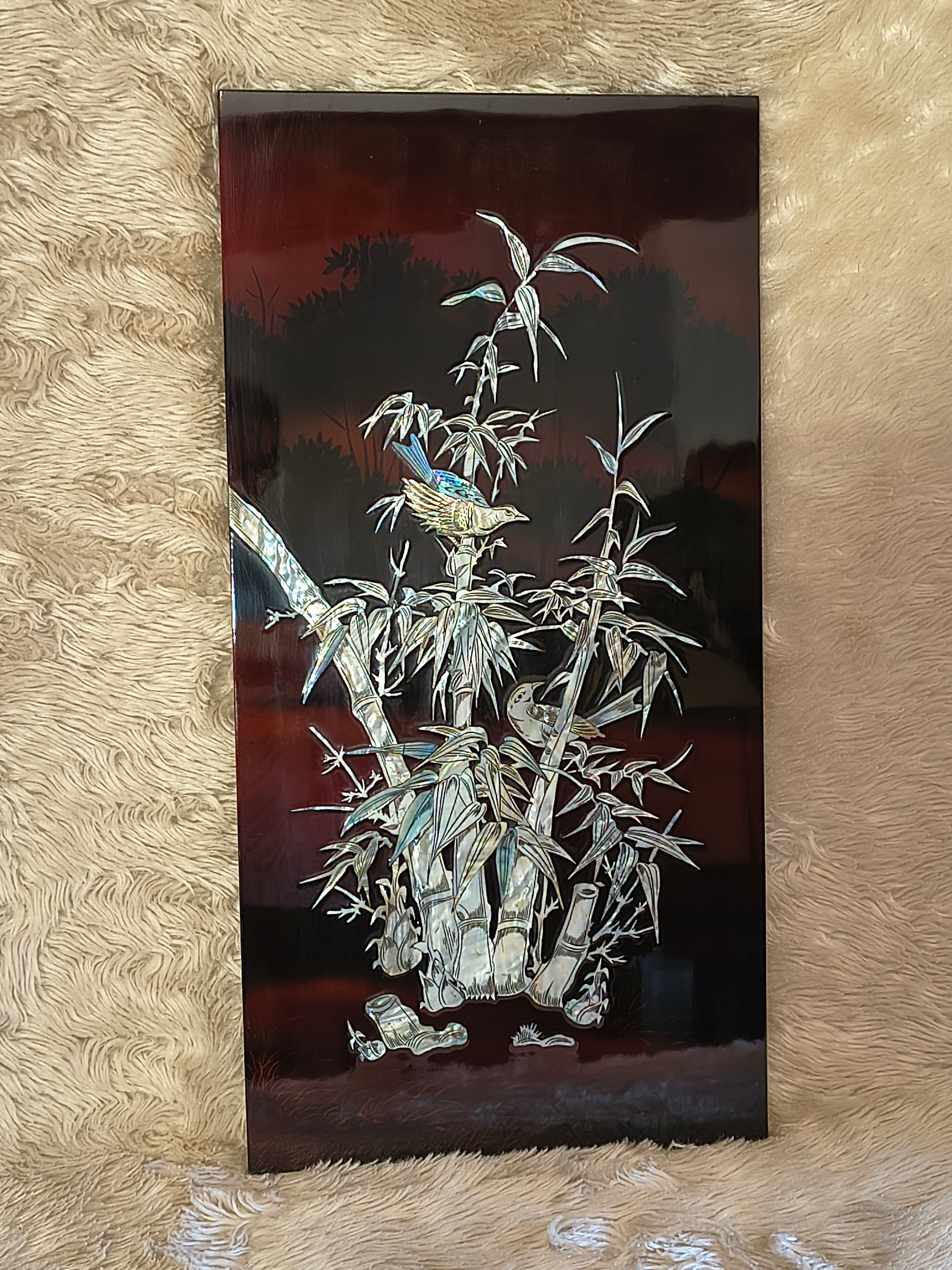 Tableau en bois laqué bordeaux et incrustation de nacre décor bambou et oiseaux 