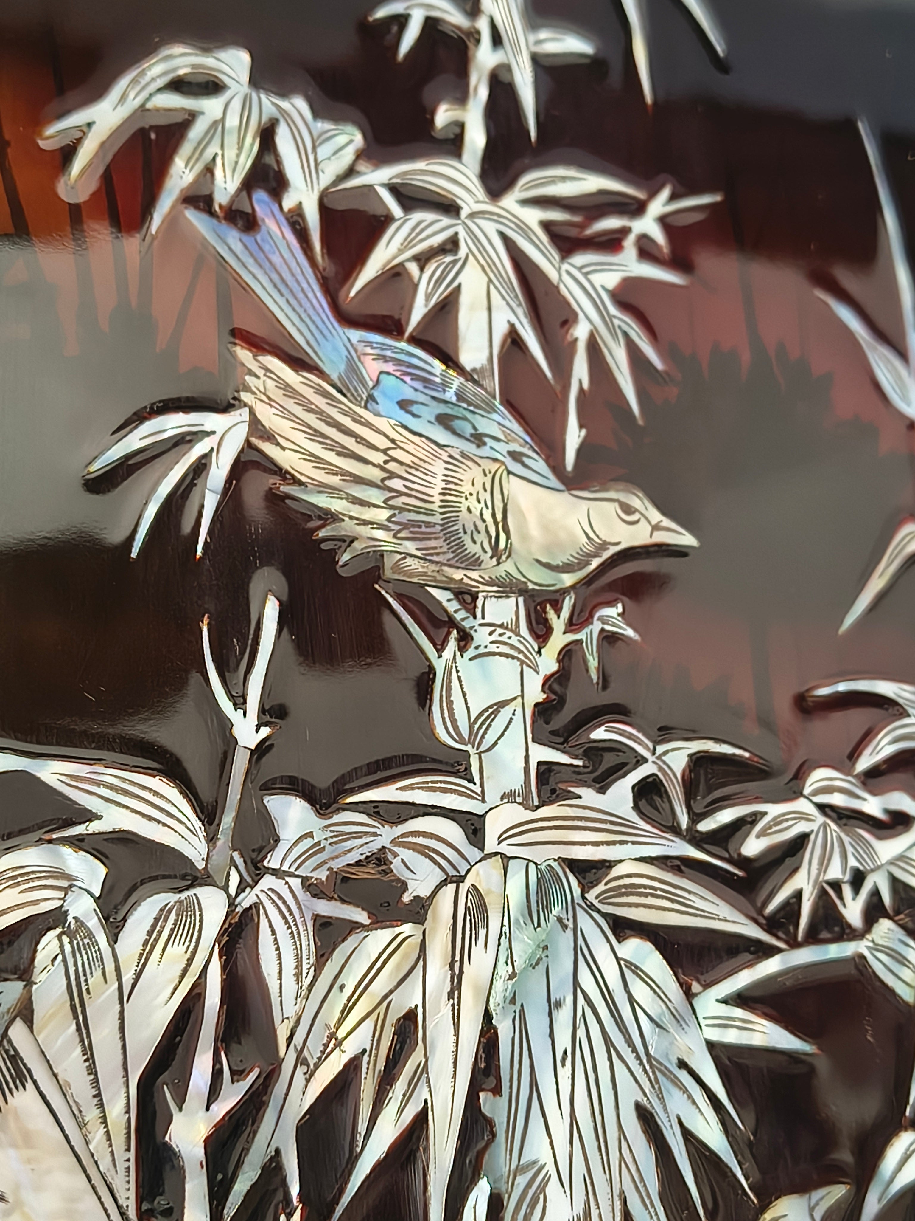 Tableau en bois laqué bordeaux et incrustation de nacre décor bambou et oiseaux détail