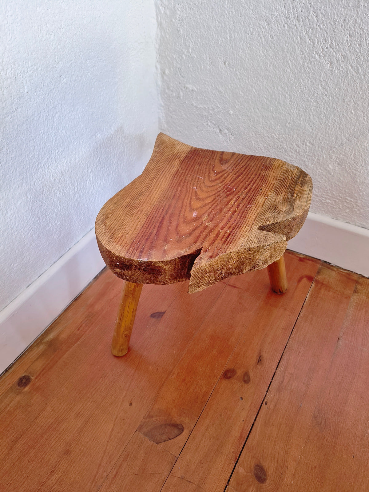 Tabouret brutaliste en bois assise forme pique