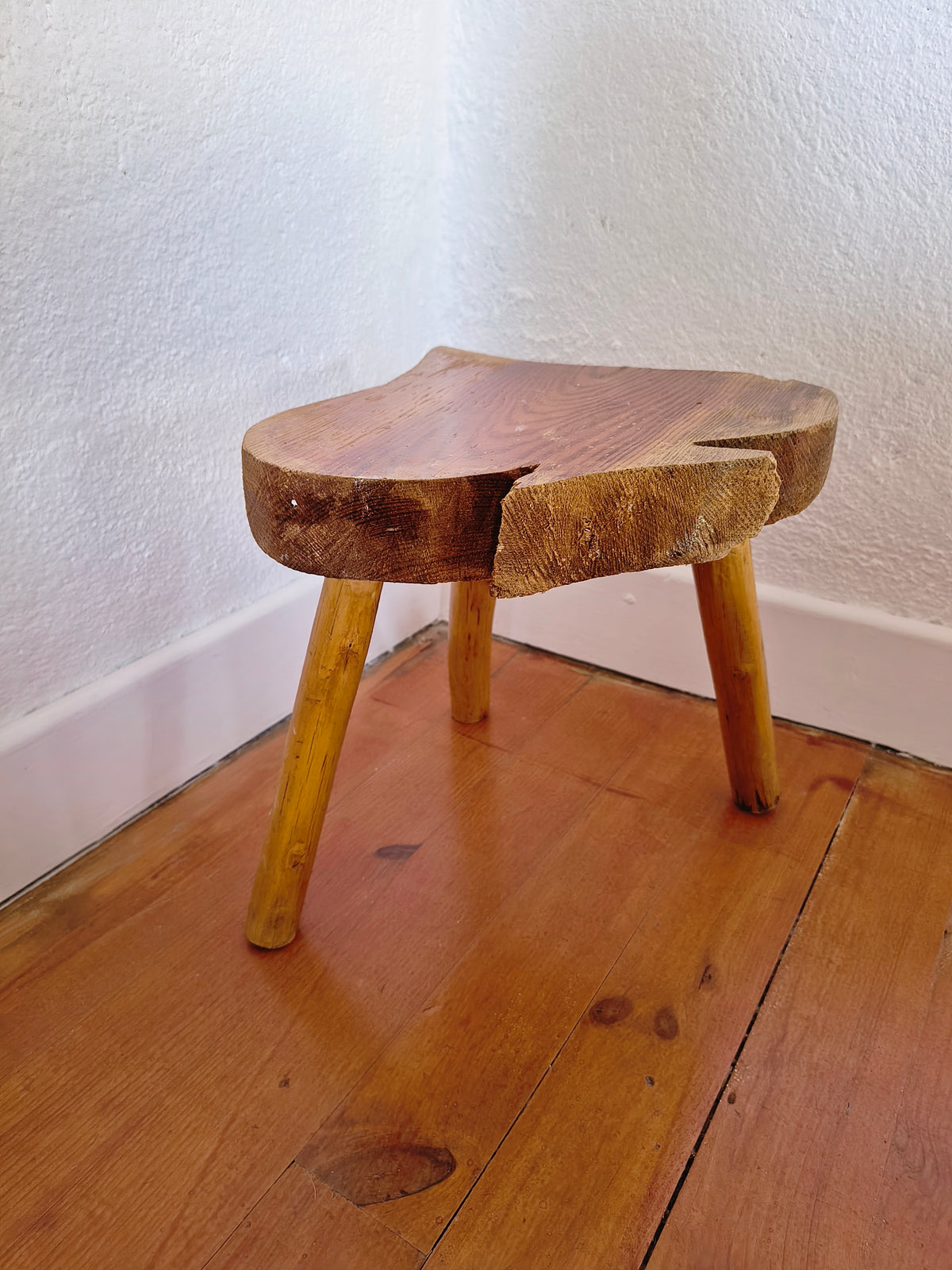 Tabouret brutaliste en bois assise forme pique