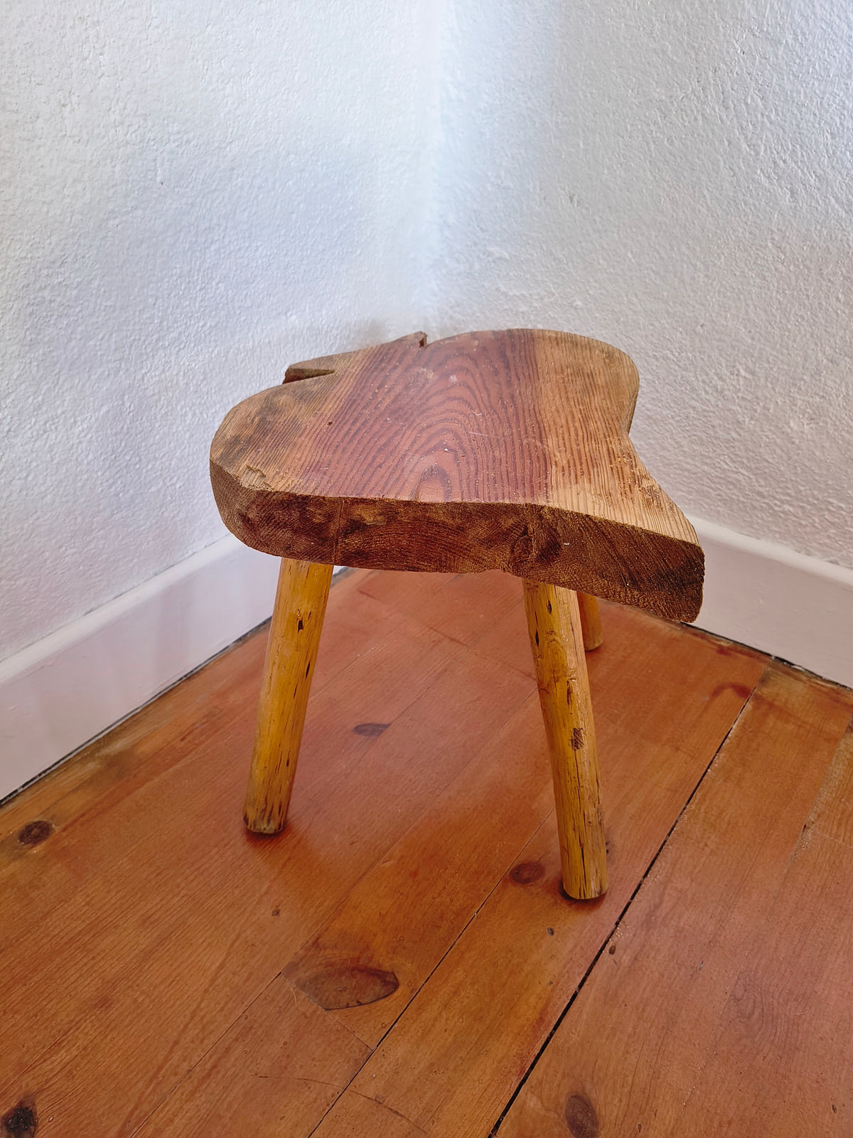 Tabouret brutaliste en bois assise forme pique