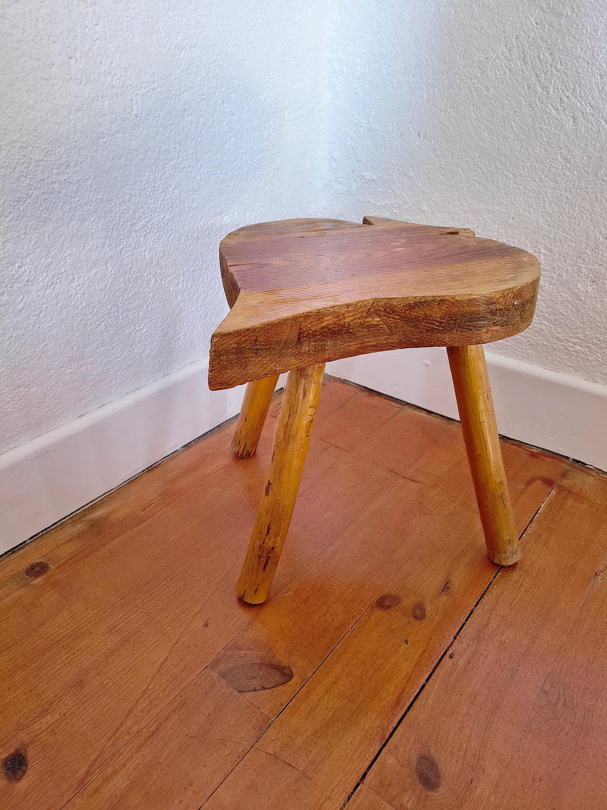 Tabouret brutaliste en bois assise forme pique