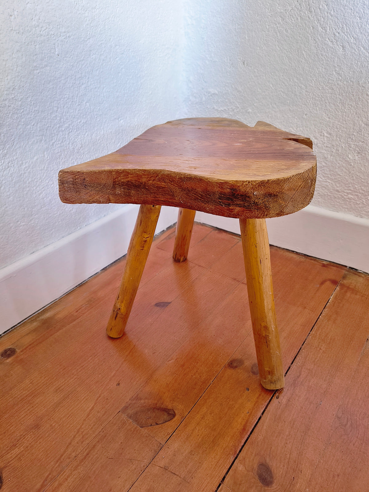 Tabouret brutaliste en bois assise forme pique
