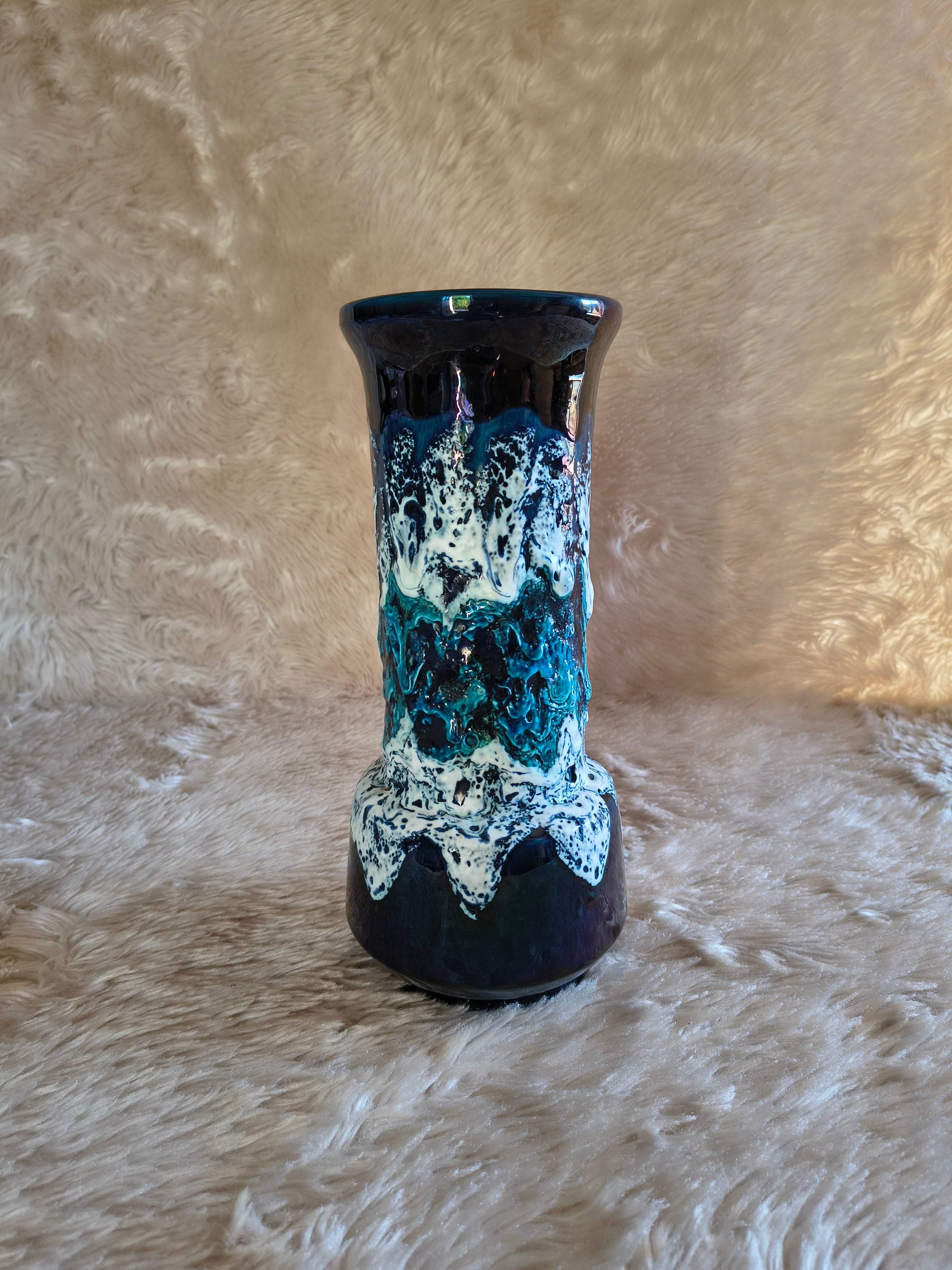 Vase style Vallauris émail Fat Lava bleu marine turquoise et blanc