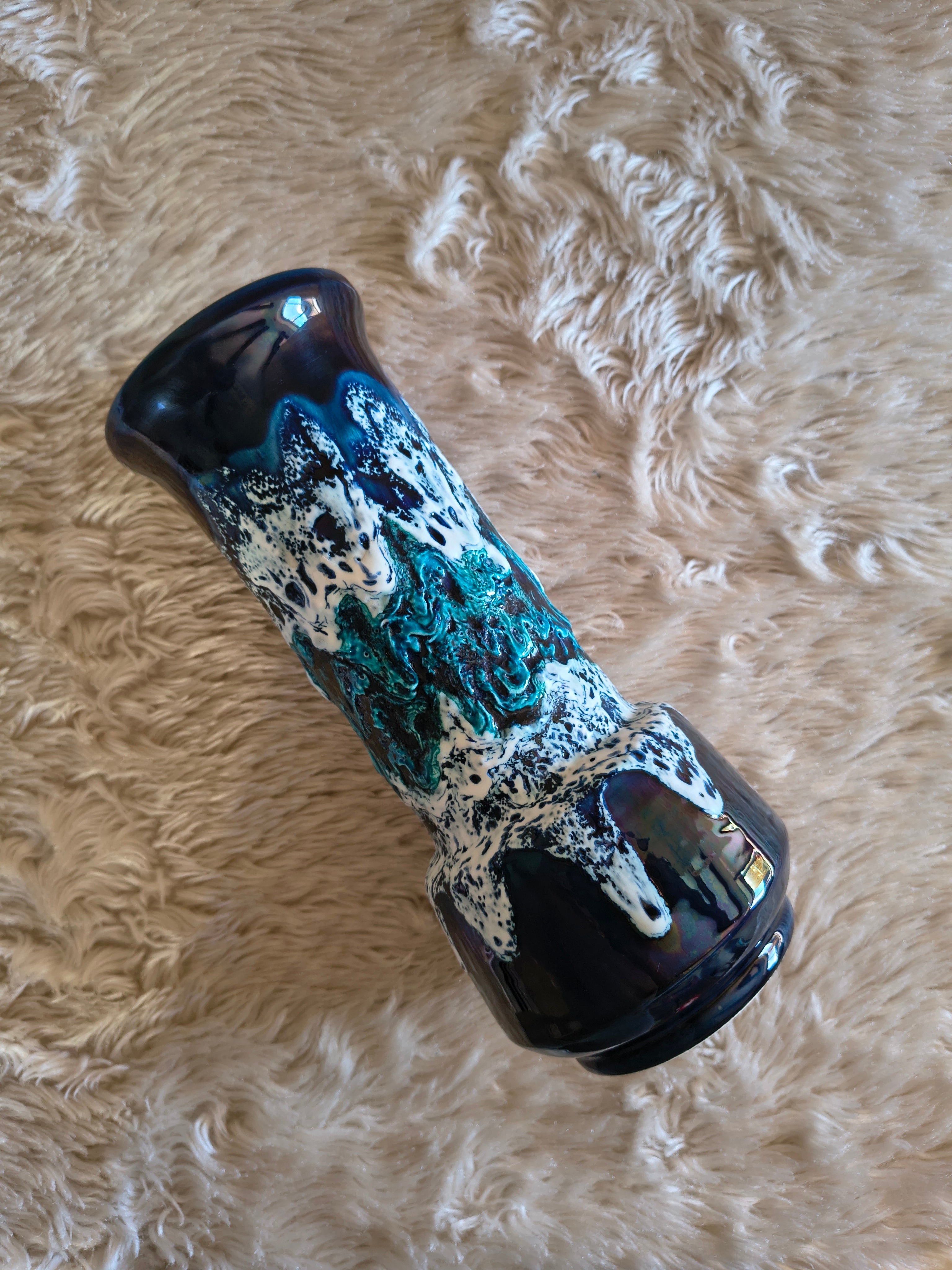 Vase style Vallauris émail Fat Lava bleu marine turquoise et blanc