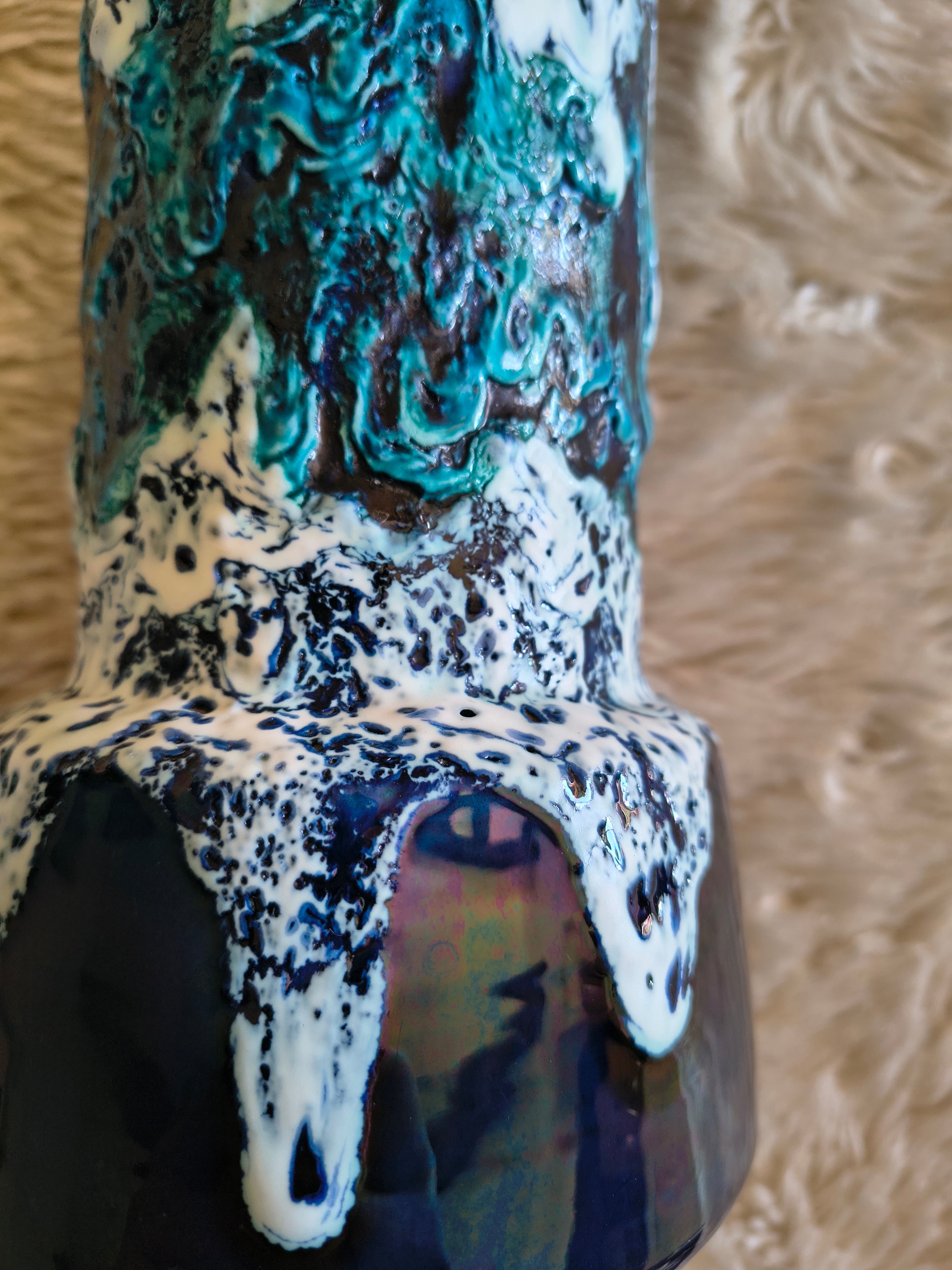 Vase style Vallauris émail Fat Lava bleu marine turquoise et blanc détail