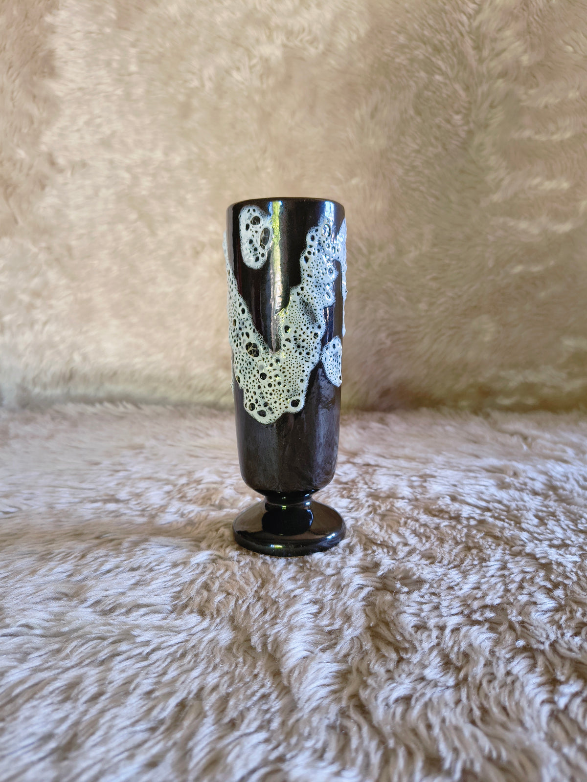Petit vase sur pied Vallauris marron et écume blanche