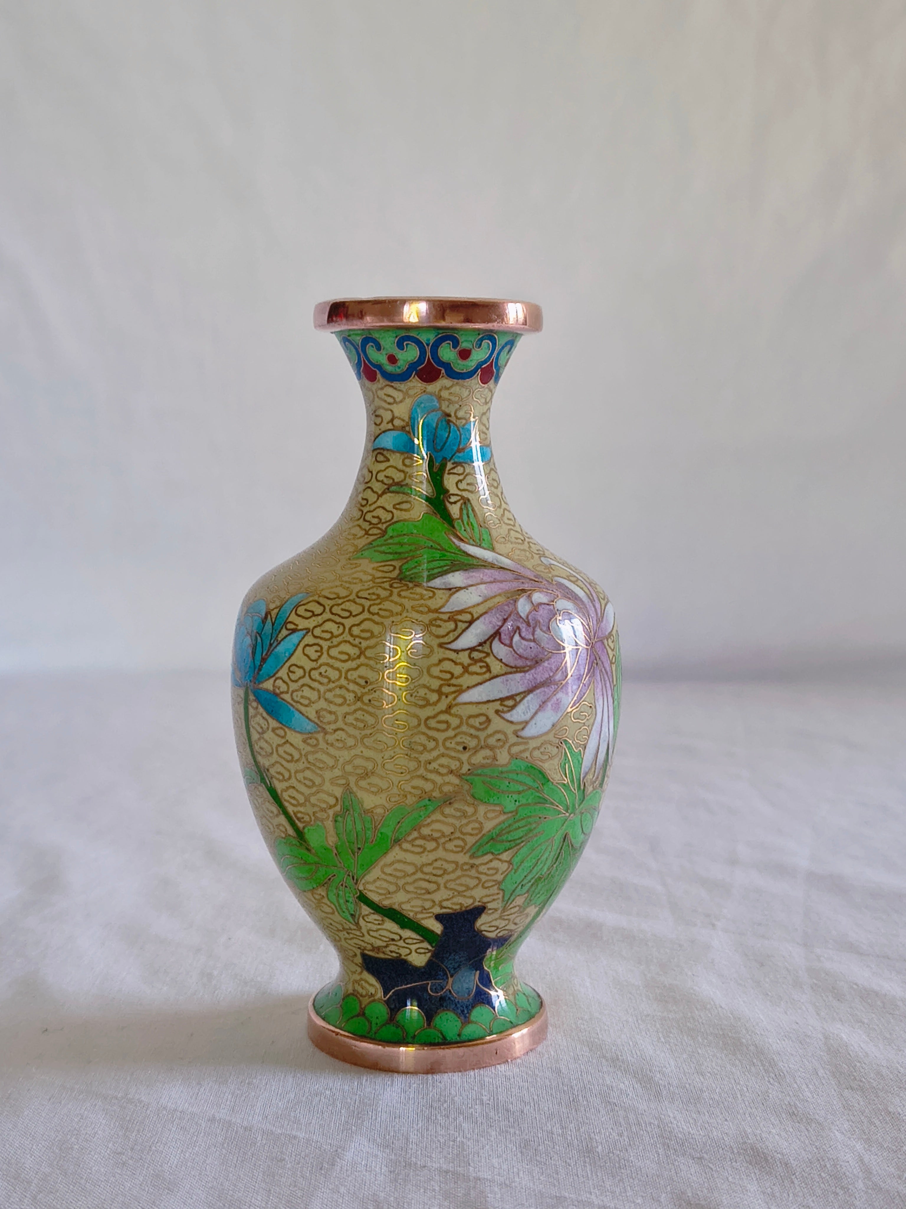 Petit vase chinois en émail cloisonné décor fleurs et chrysanthèmes