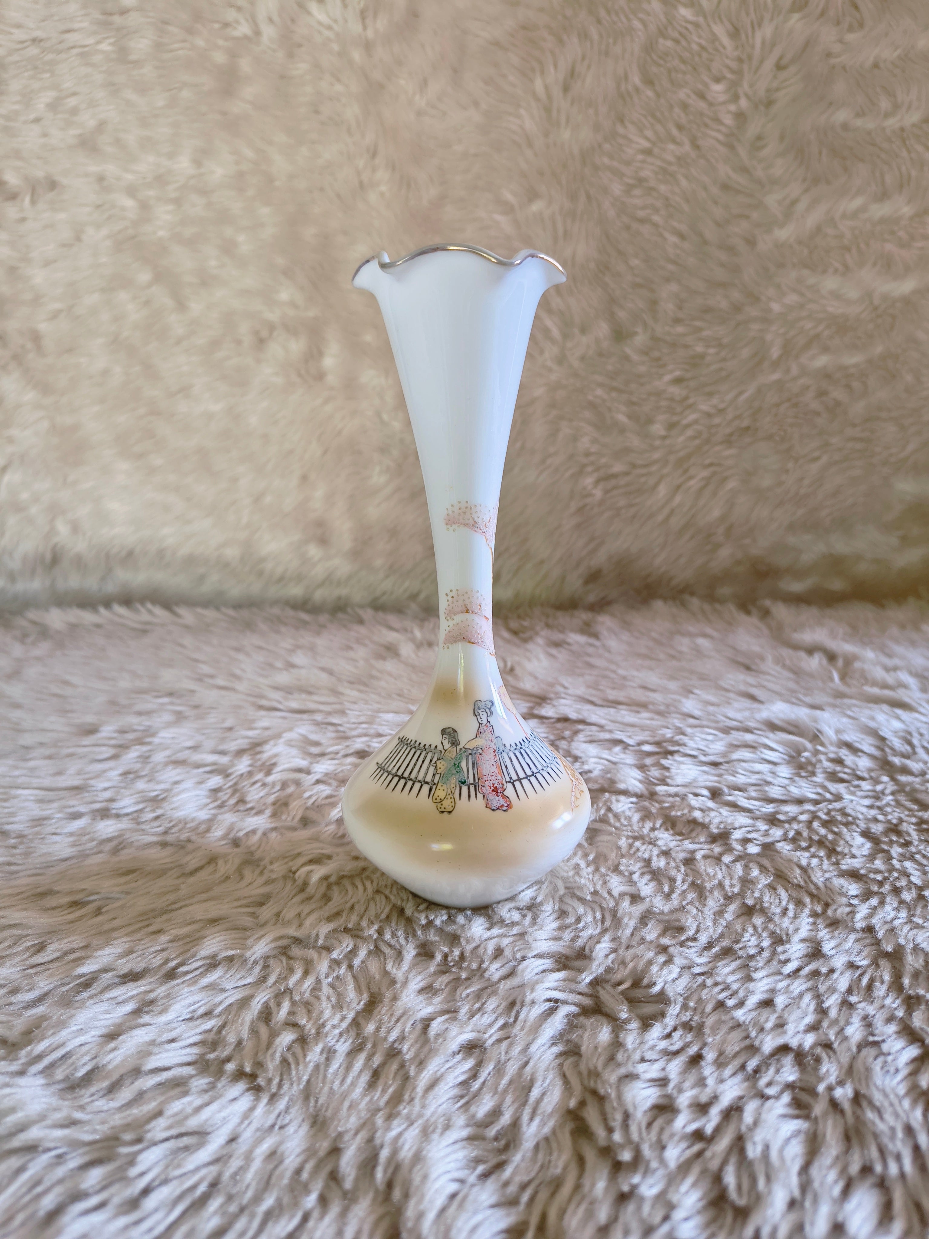 Petit vase soliflore en opaline décor 2 geisha