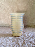 Vase évasé avec rayures horizontales bleues et dorées style Mid-Century