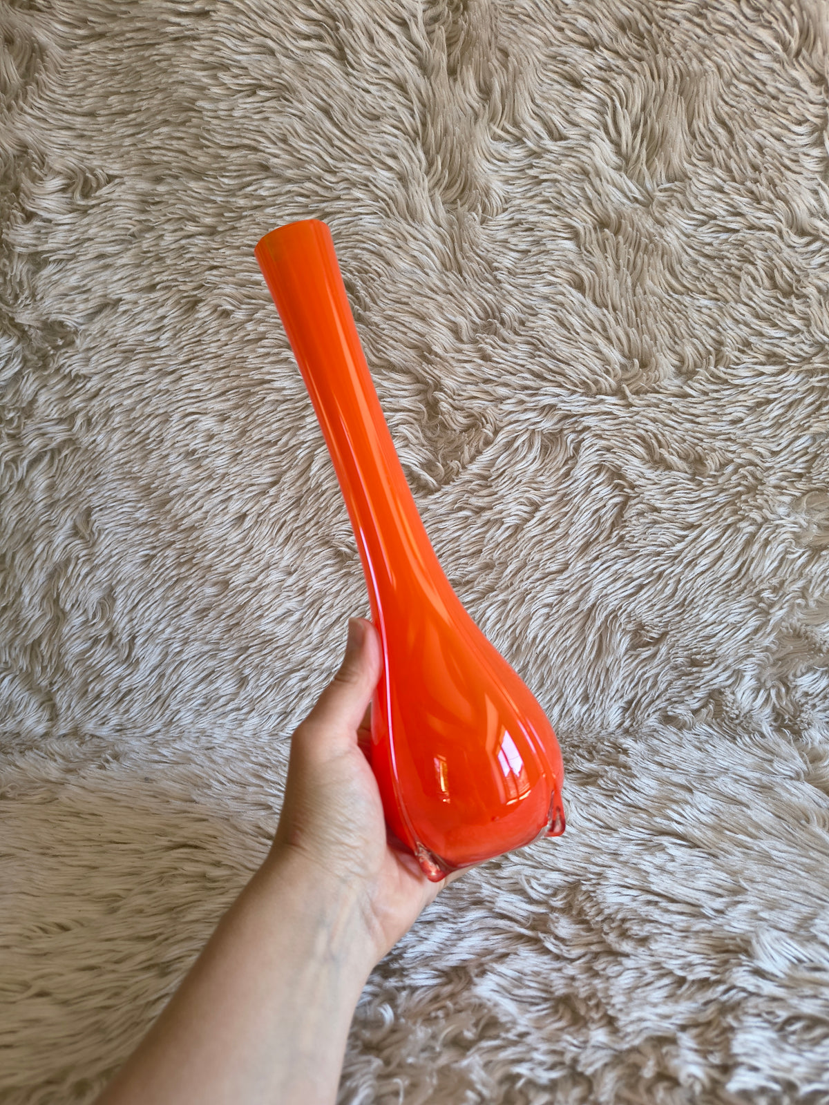 Vase à long col en verre orange