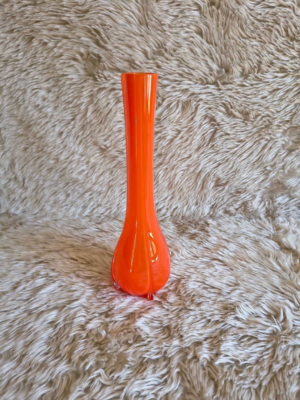 Vase à long col en verre orange
