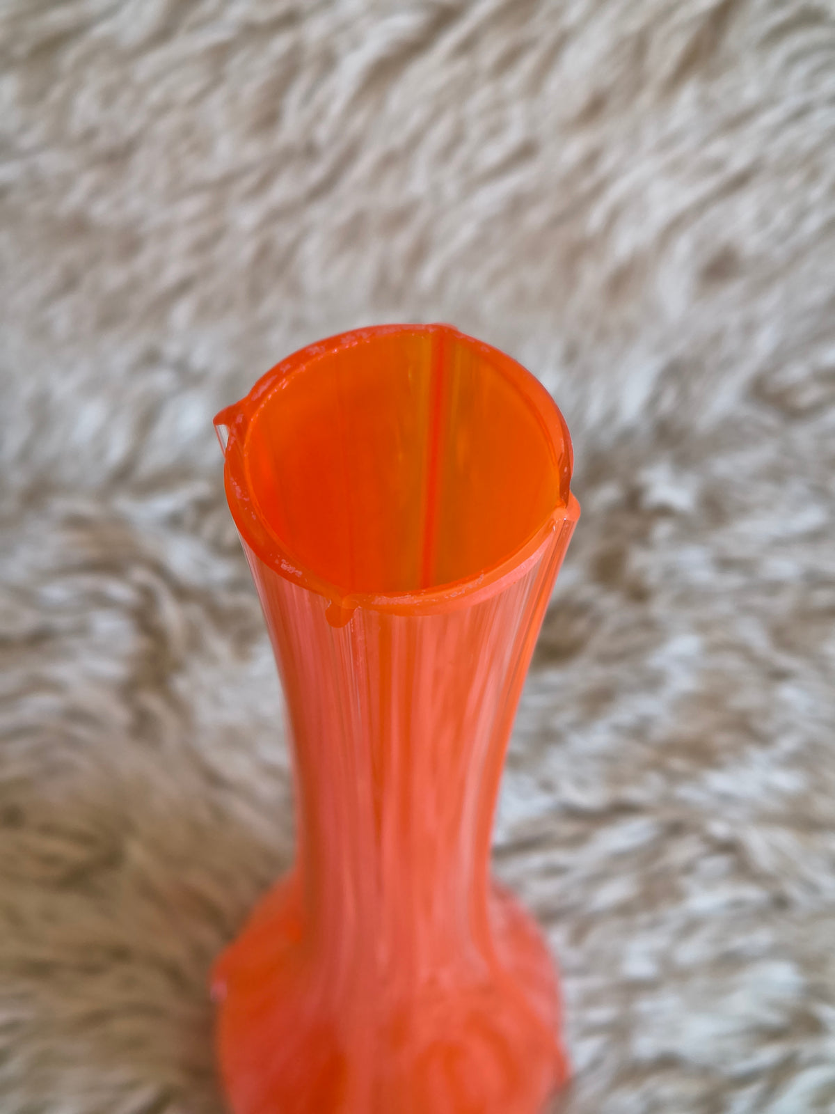 Vase à long col en verre orange