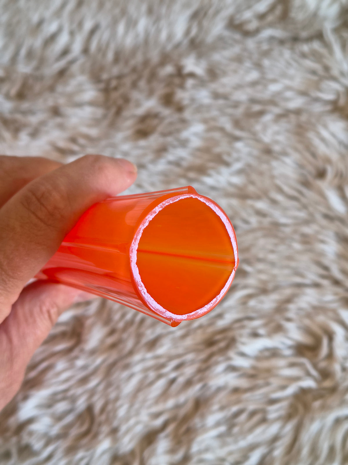 Vase à long col en verre orange