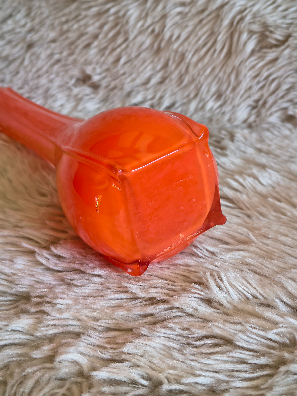 Vase à long col en verre orange