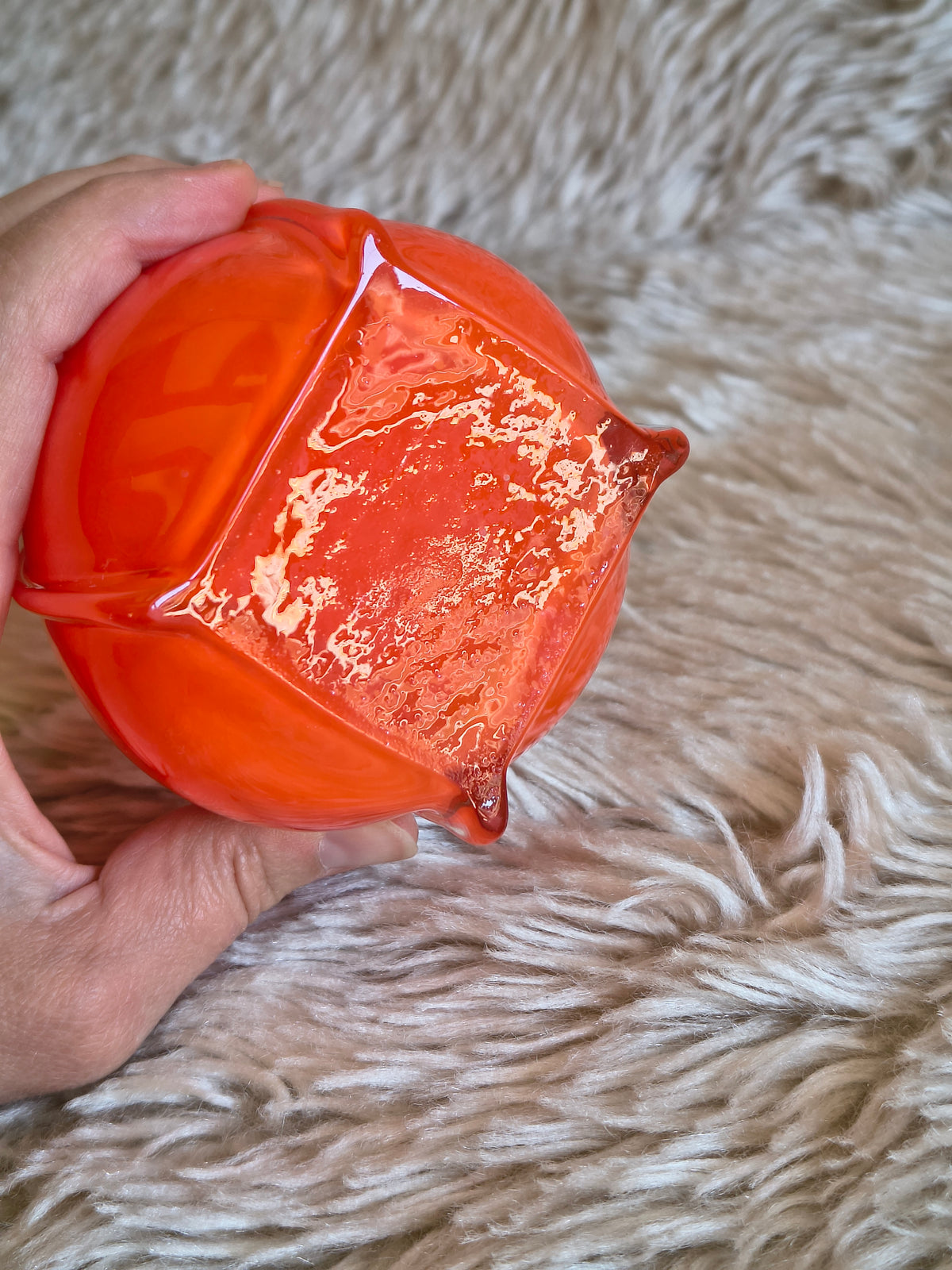 Vase à long col en verre orange
