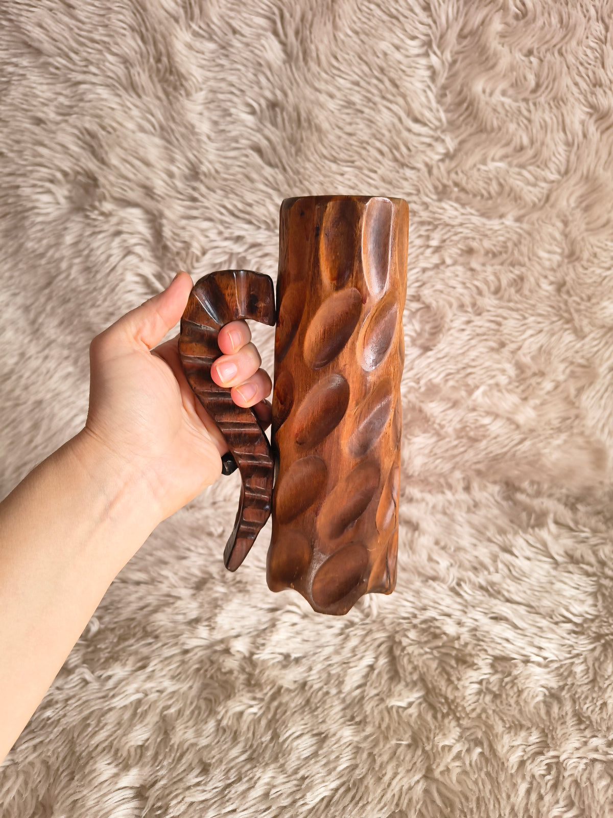 Vase forme chope en bois sculpté